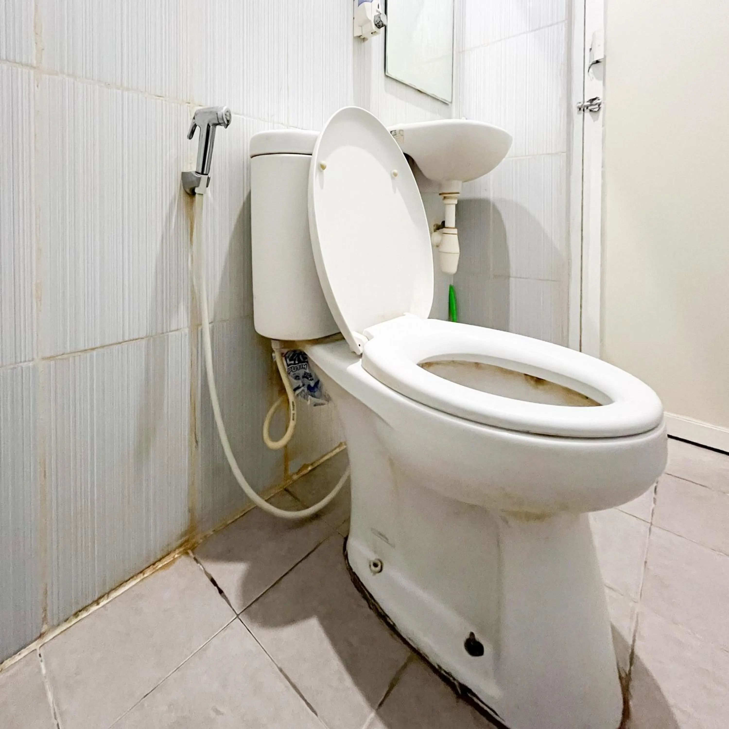 Bathroom in RedDoorz at Lucky Inn Panakukkang Makassar