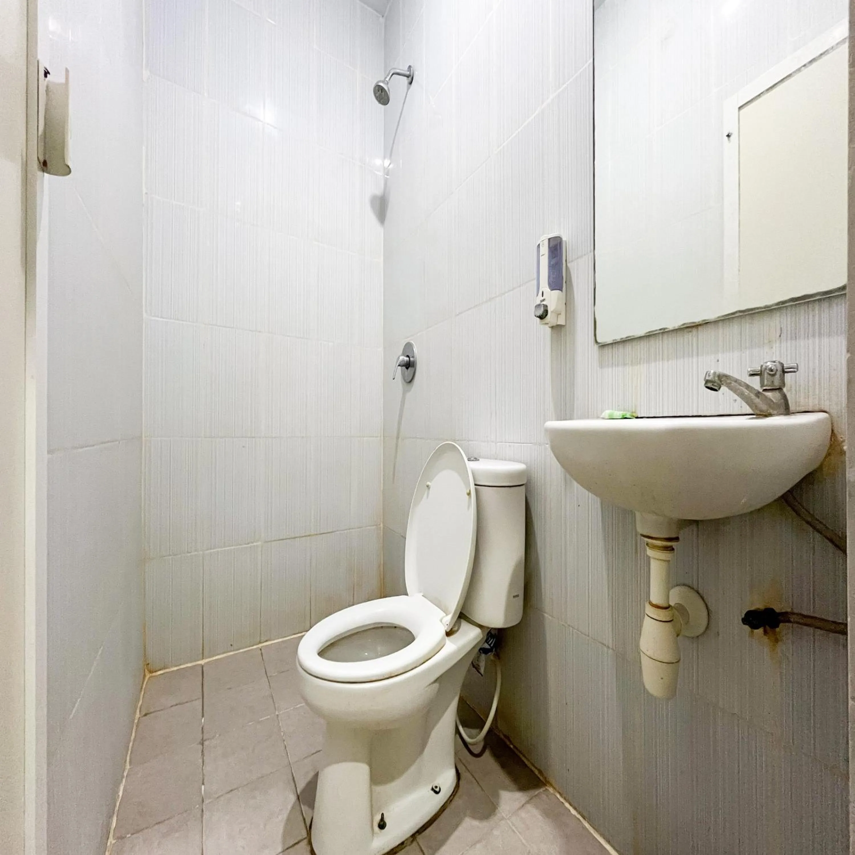 Bathroom in RedDoorz at Lucky Inn Panakukkang Makassar