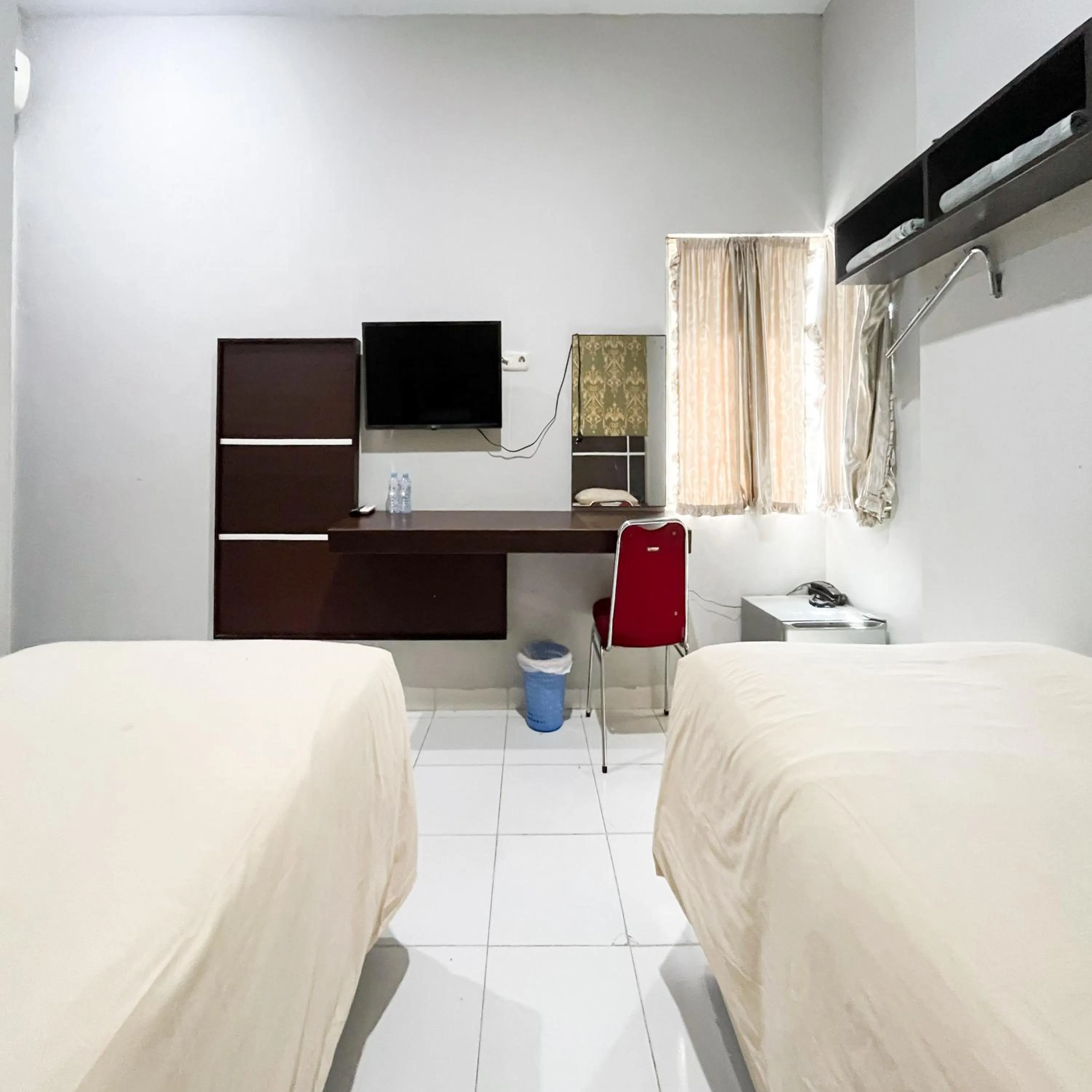 Bedroom, Bed in RedDoorz at Lucky Inn Panakukkang Makassar