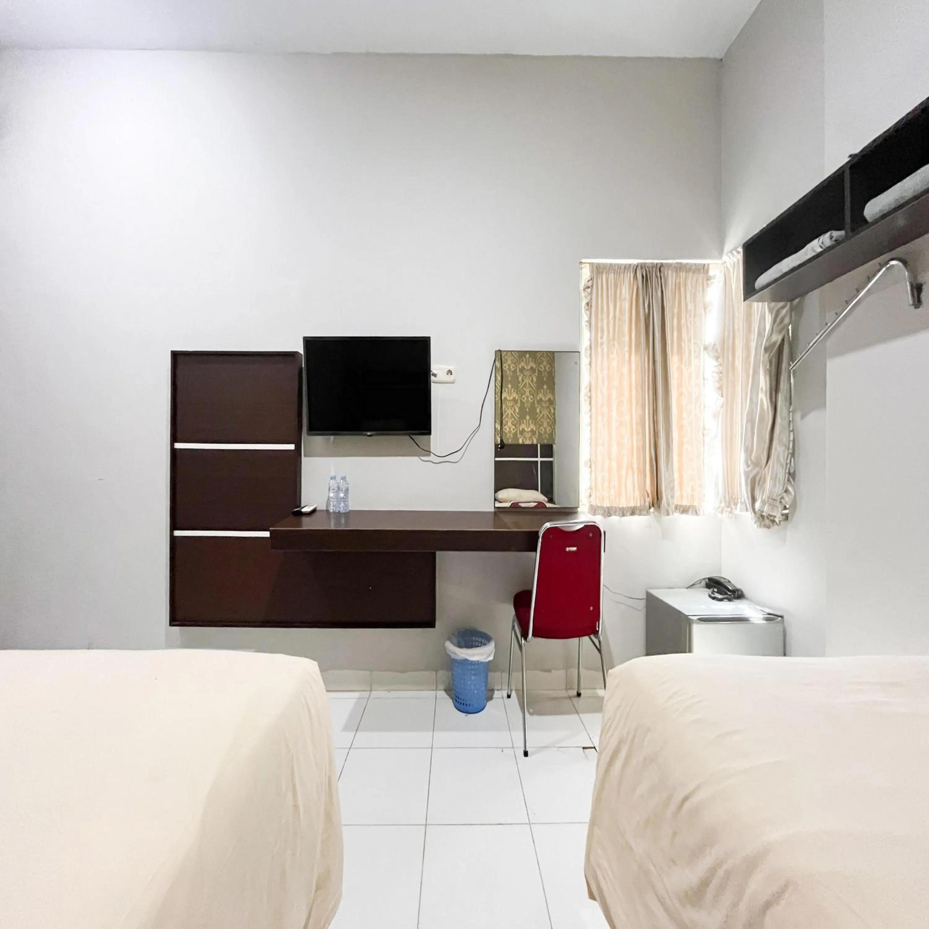 Bedroom, Bed in RedDoorz at Lucky Inn Panakukkang Makassar