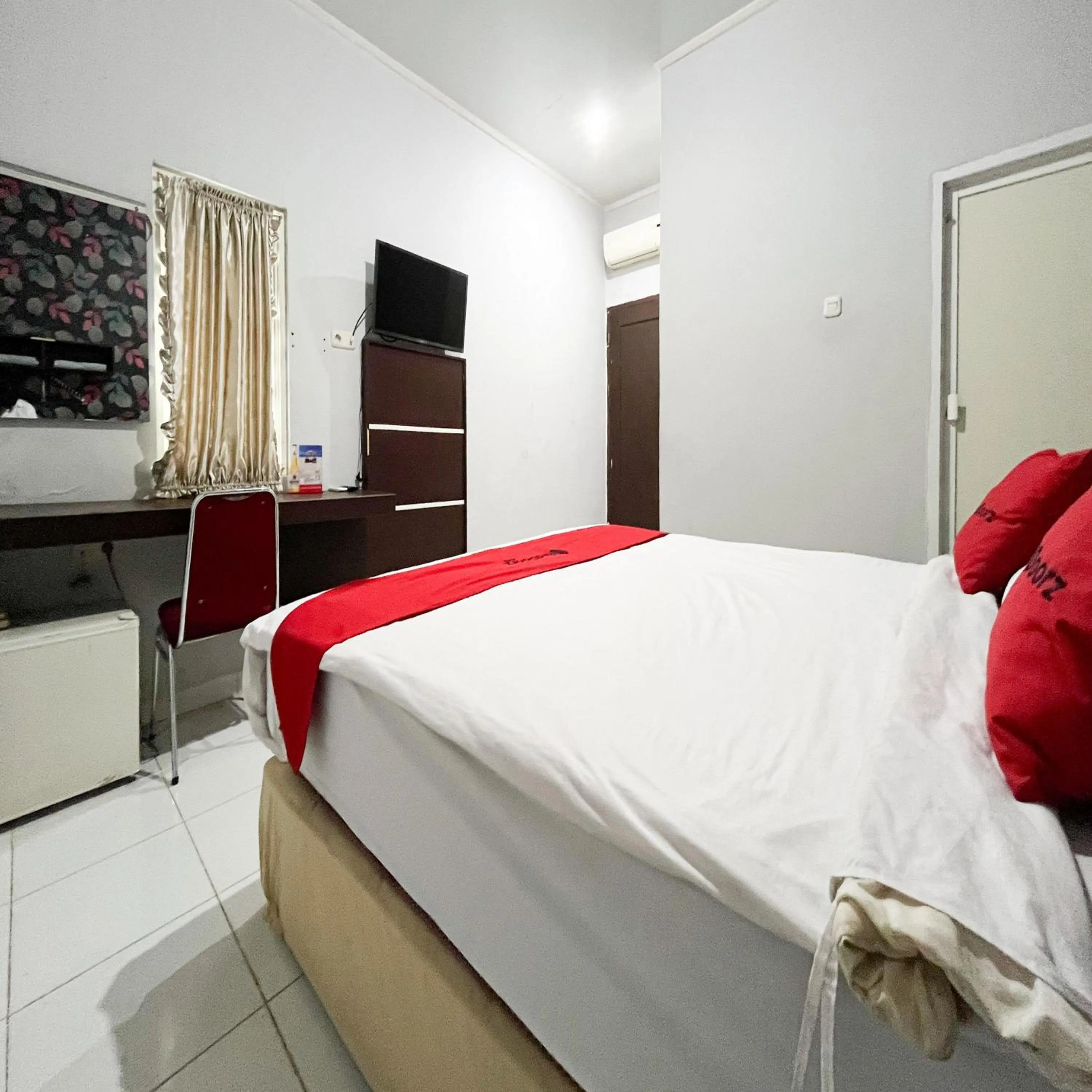 Bedroom, Bed in RedDoorz at Lucky Inn Panakukkang Makassar