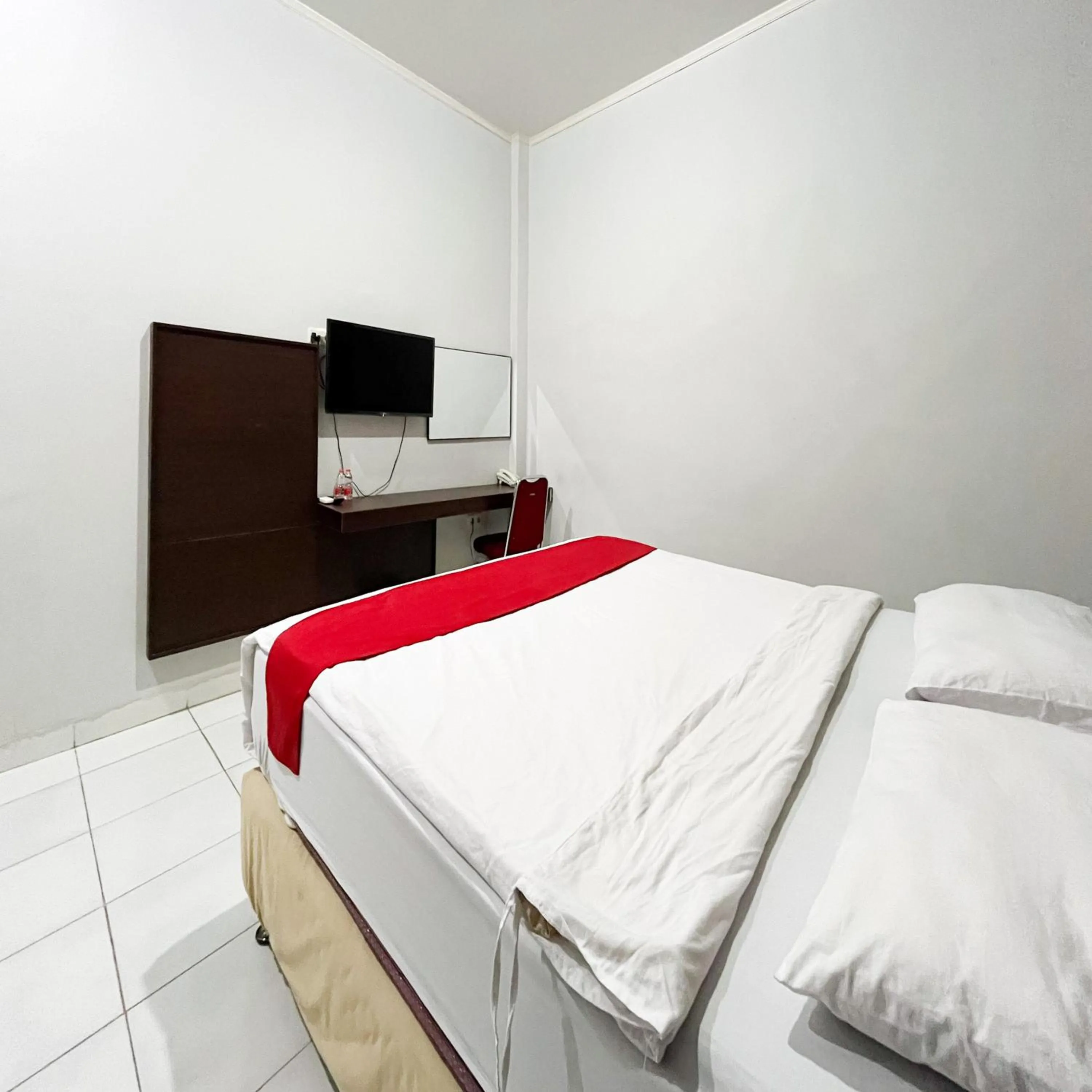 Bedroom, Bed in RedDoorz at Lucky Inn Panakukkang Makassar
