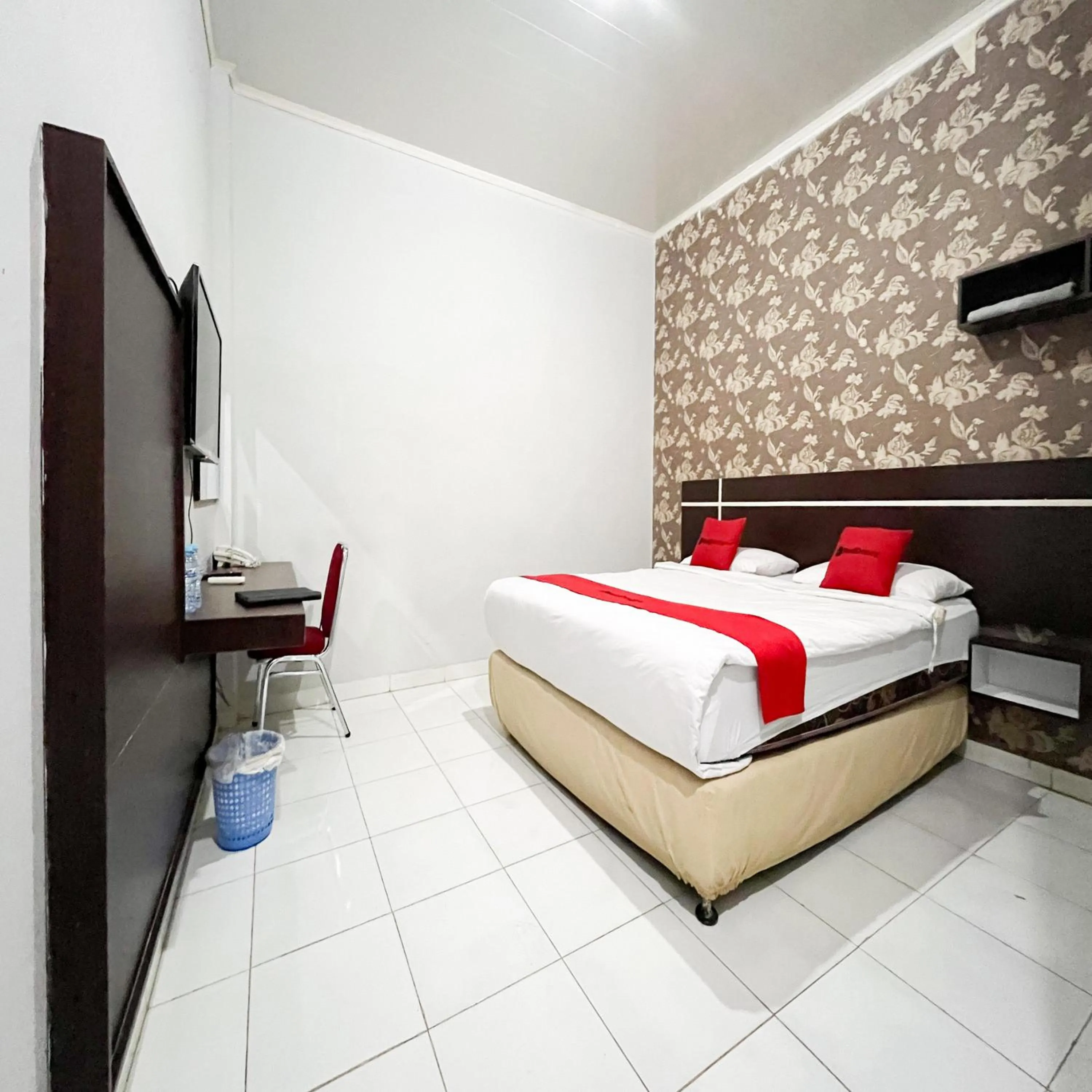 Bedroom, Bed in RedDoorz at Lucky Inn Panakukkang Makassar