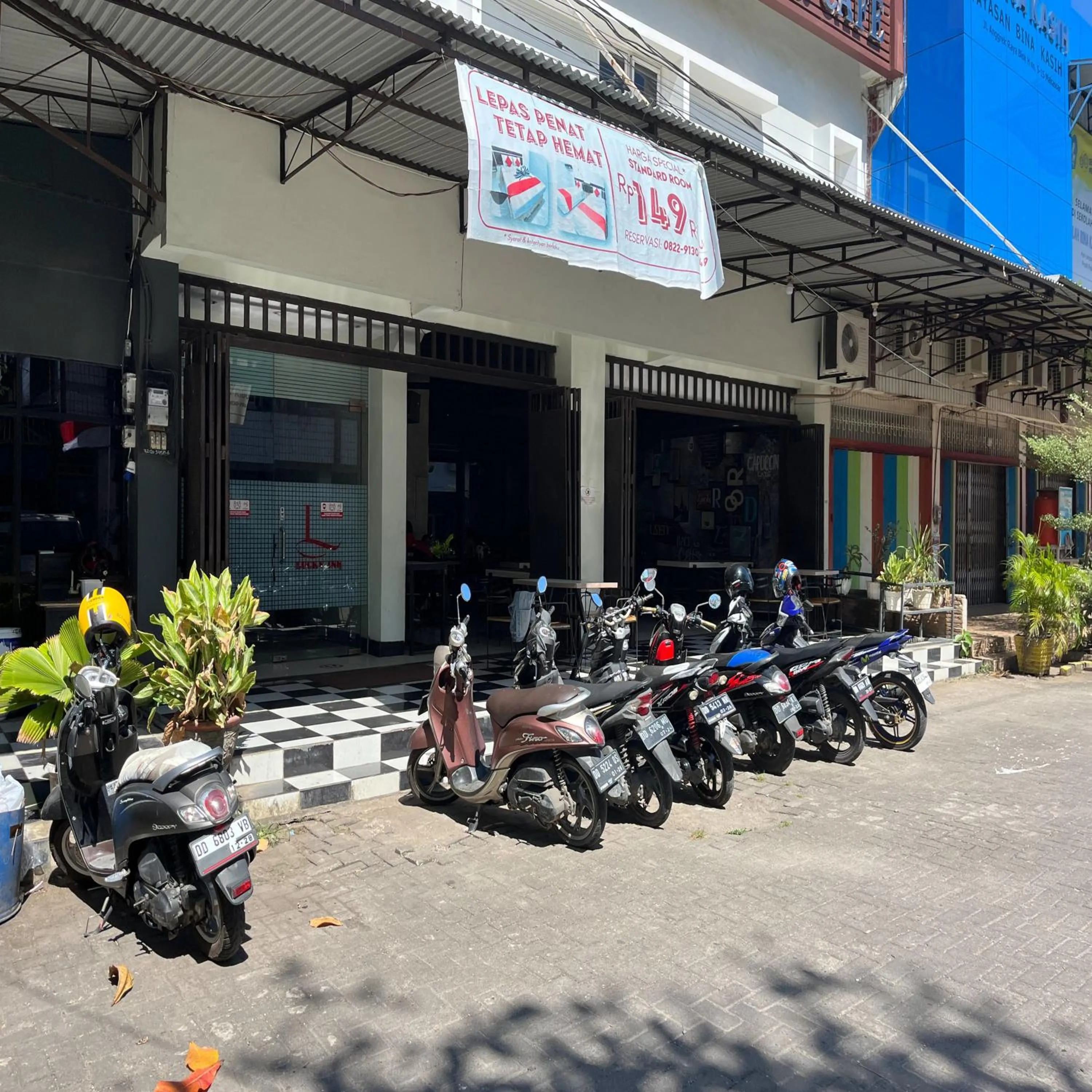 Parking in RedDoorz at Lucky Inn Panakukkang Makassar