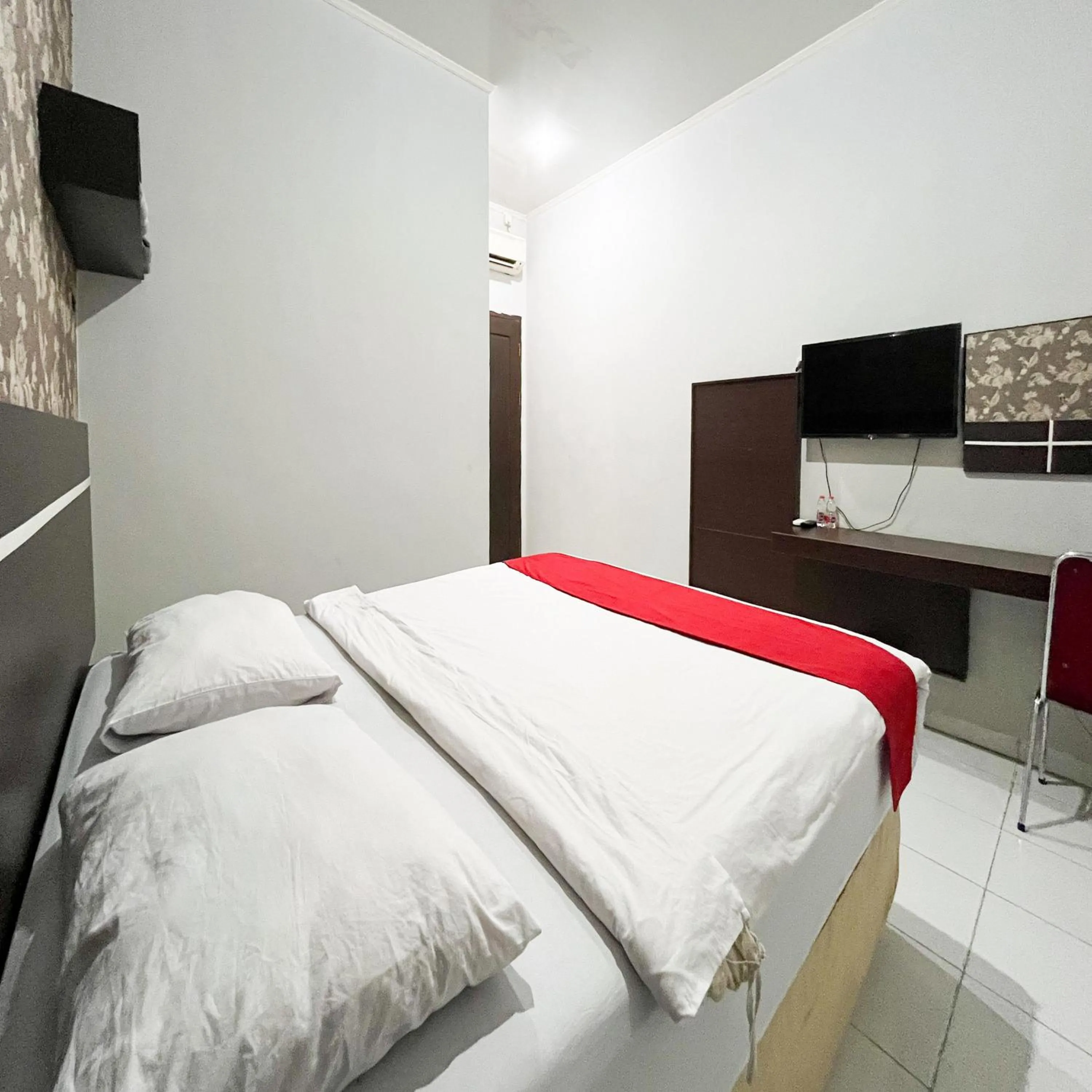 Bedroom, Bed in RedDoorz at Lucky Inn Panakukkang Makassar