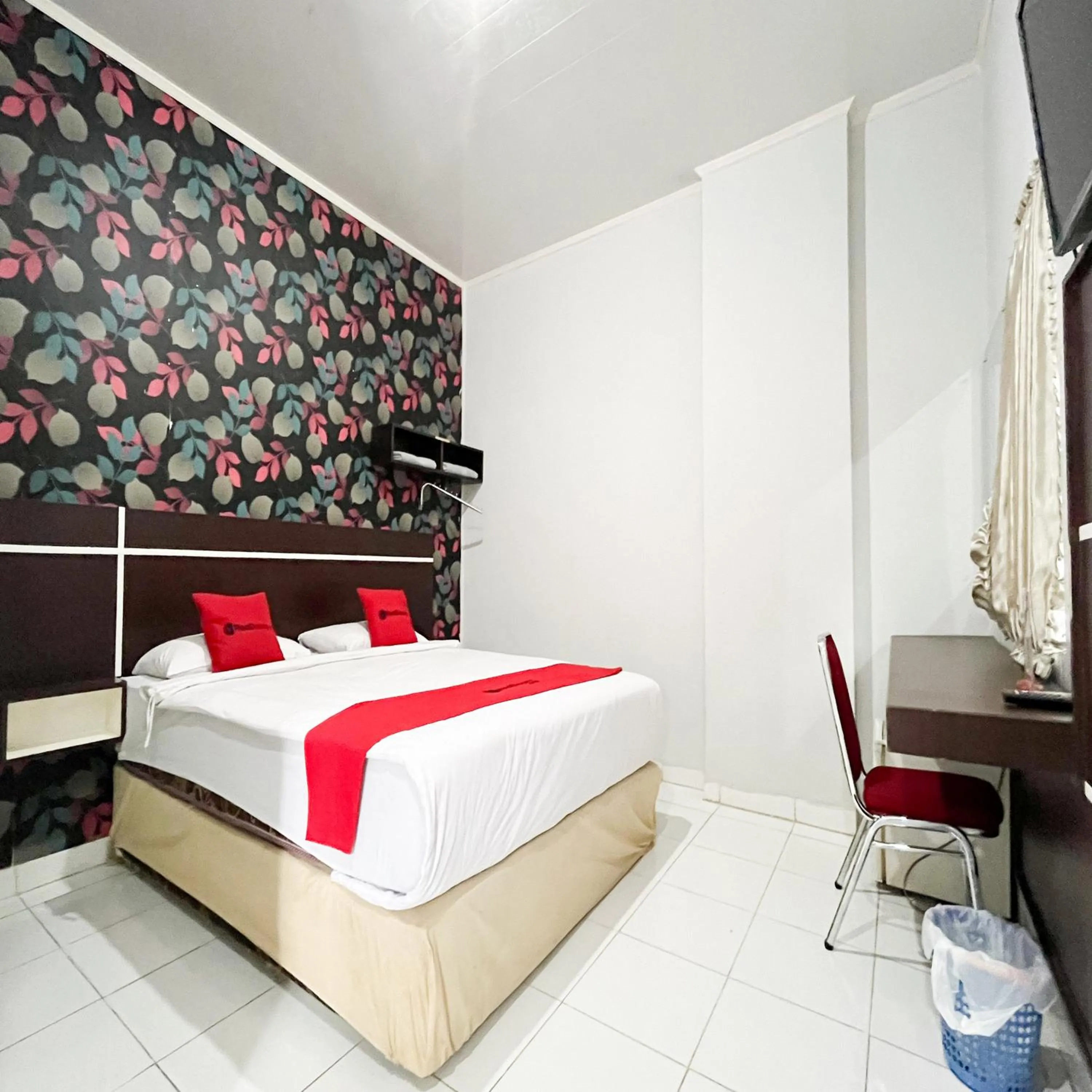 Bedroom, Bed in RedDoorz at Lucky Inn Panakukkang Makassar