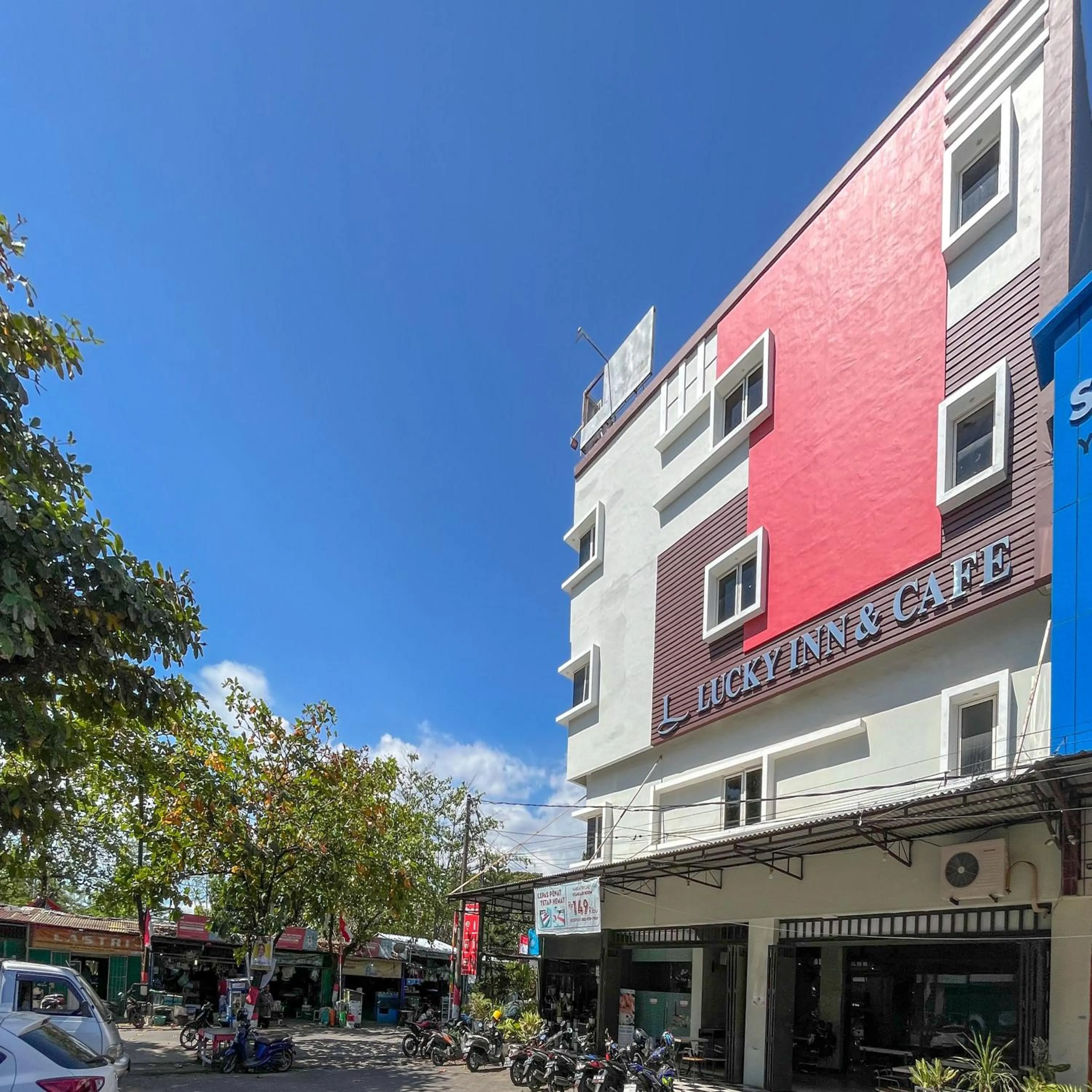 Facade/entrance in RedDoorz at Lucky Inn Panakukkang Makassar