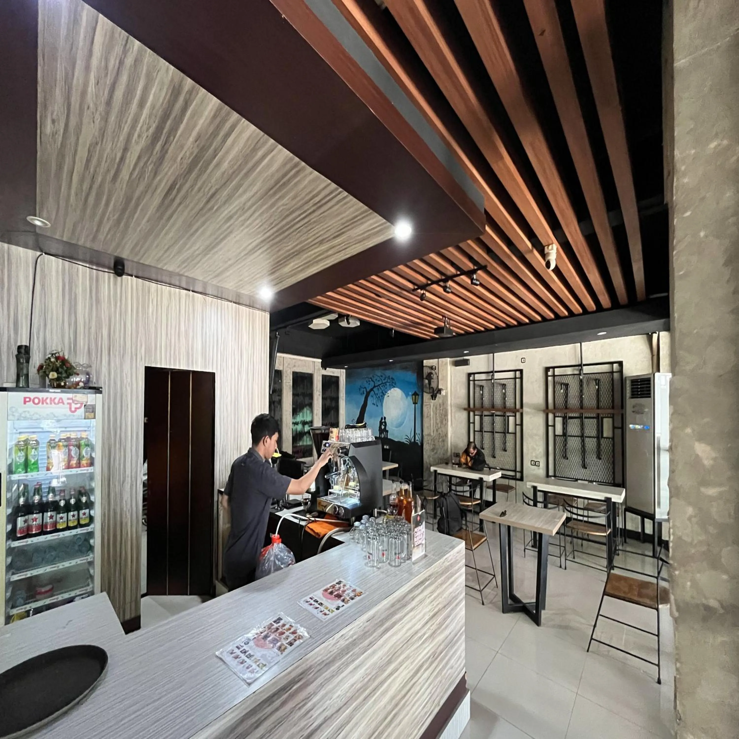 Restaurant/places to eat in RedDoorz at Lucky Inn Panakukkang Makassar