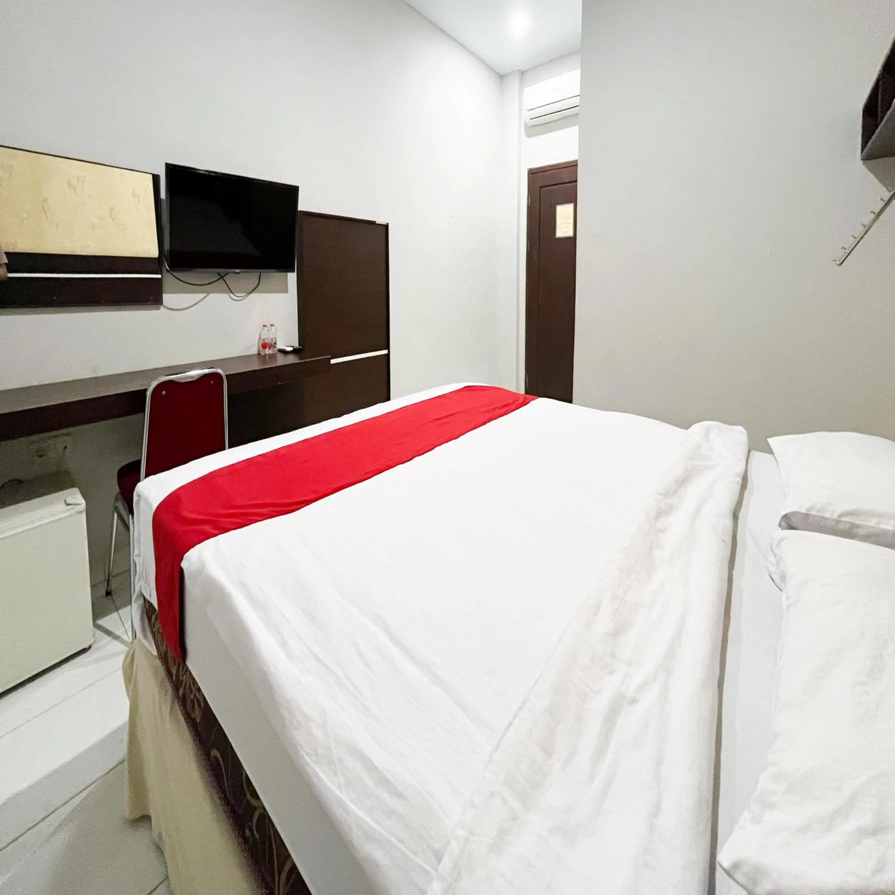 Bedroom, Bed in RedDoorz at Lucky Inn Panakukkang Makassar