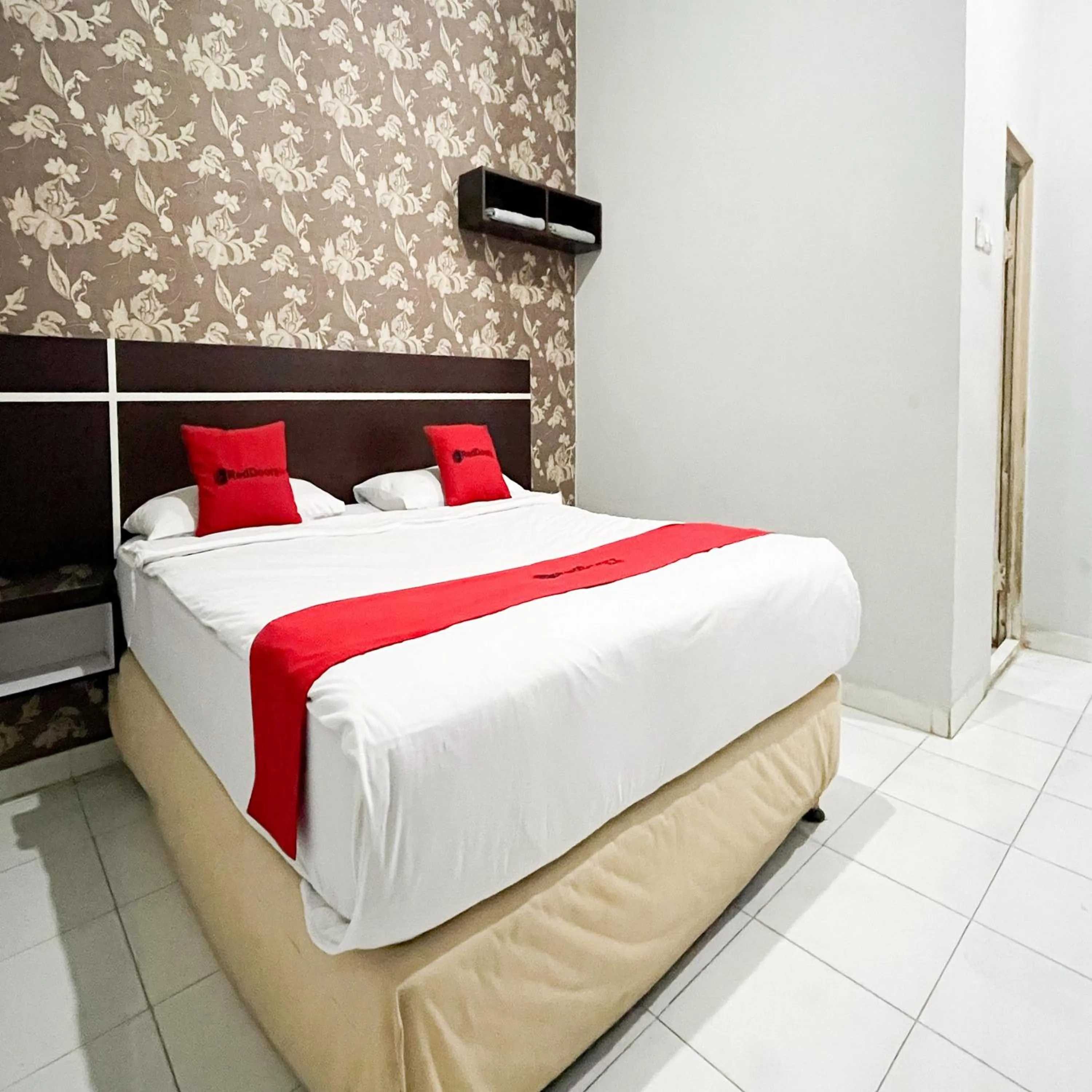 Bedroom, Bed in RedDoorz at Lucky Inn Panakukkang Makassar