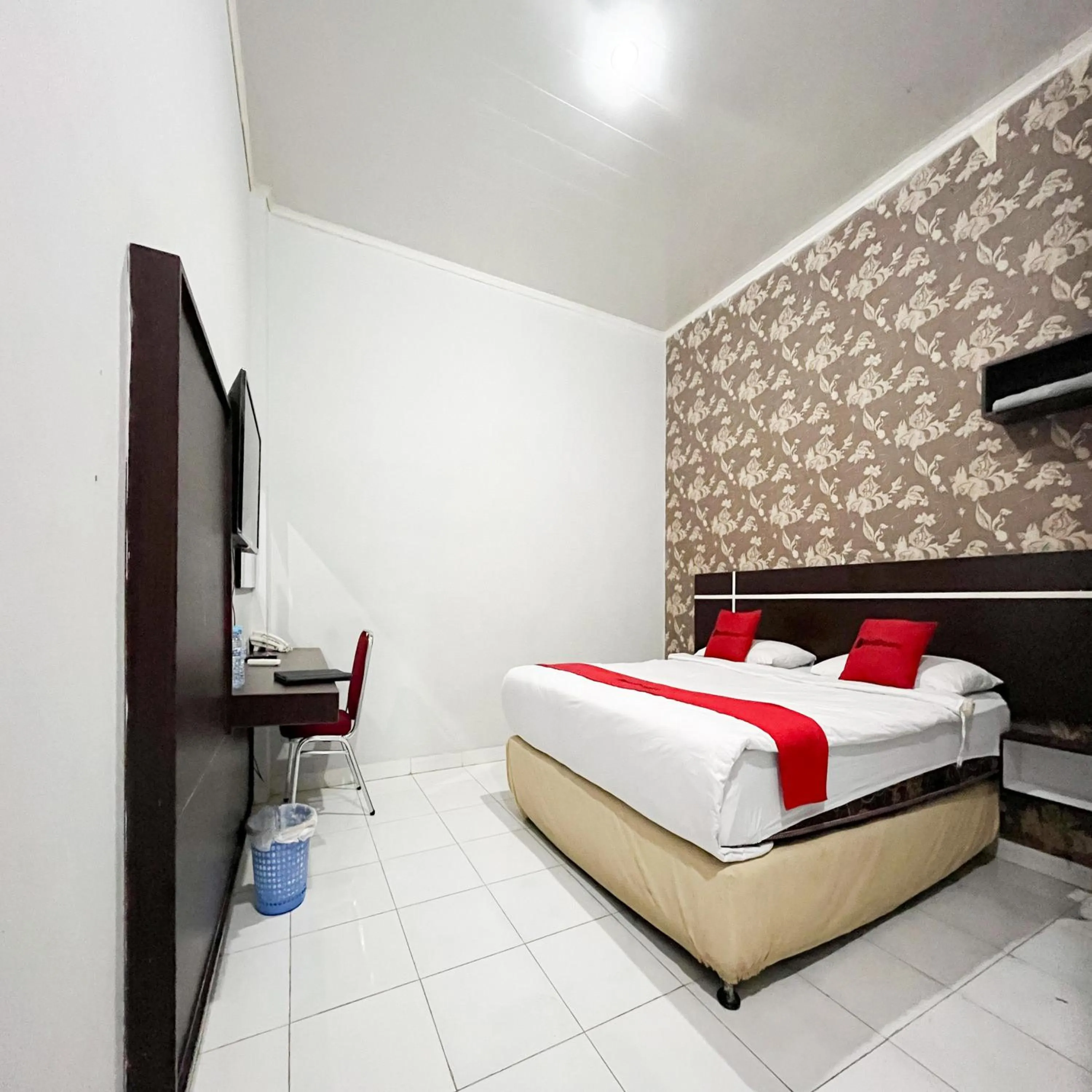 Bedroom, Bed in RedDoorz at Lucky Inn Panakukkang Makassar