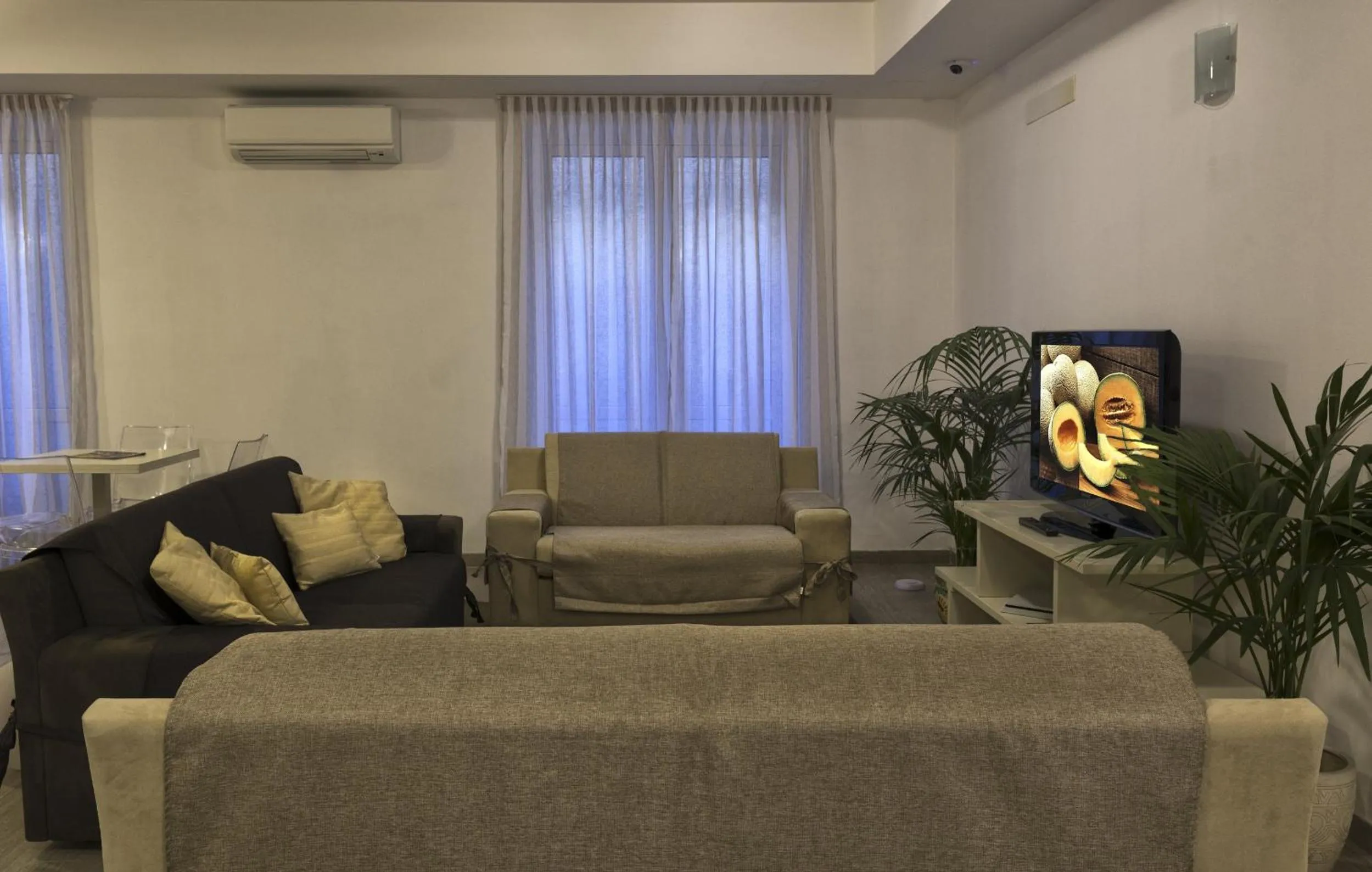 Communal lounge/ TV room in Hotel Lido Inn