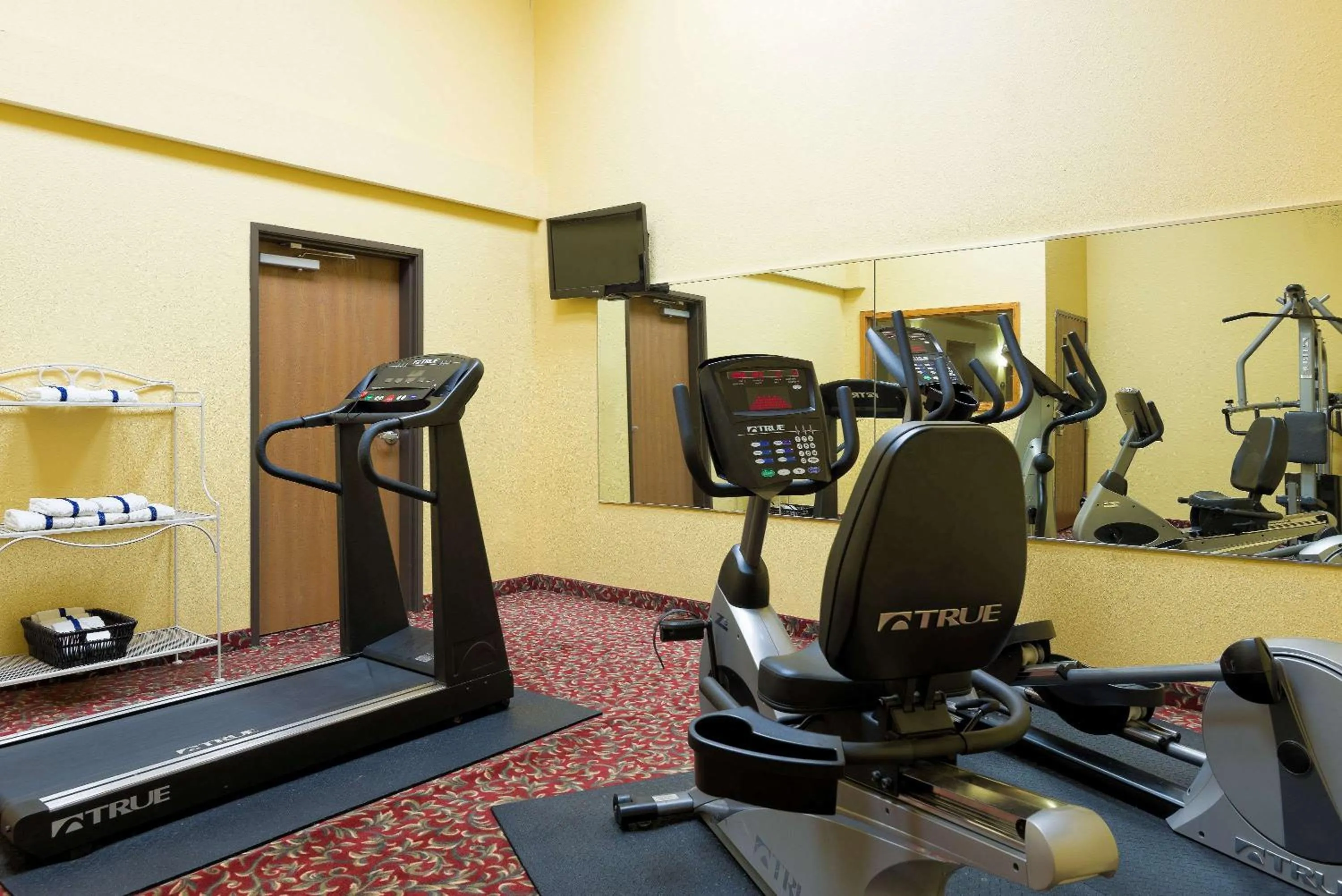 Fitness centre/facilities in AmericInn by Wyndham Republic