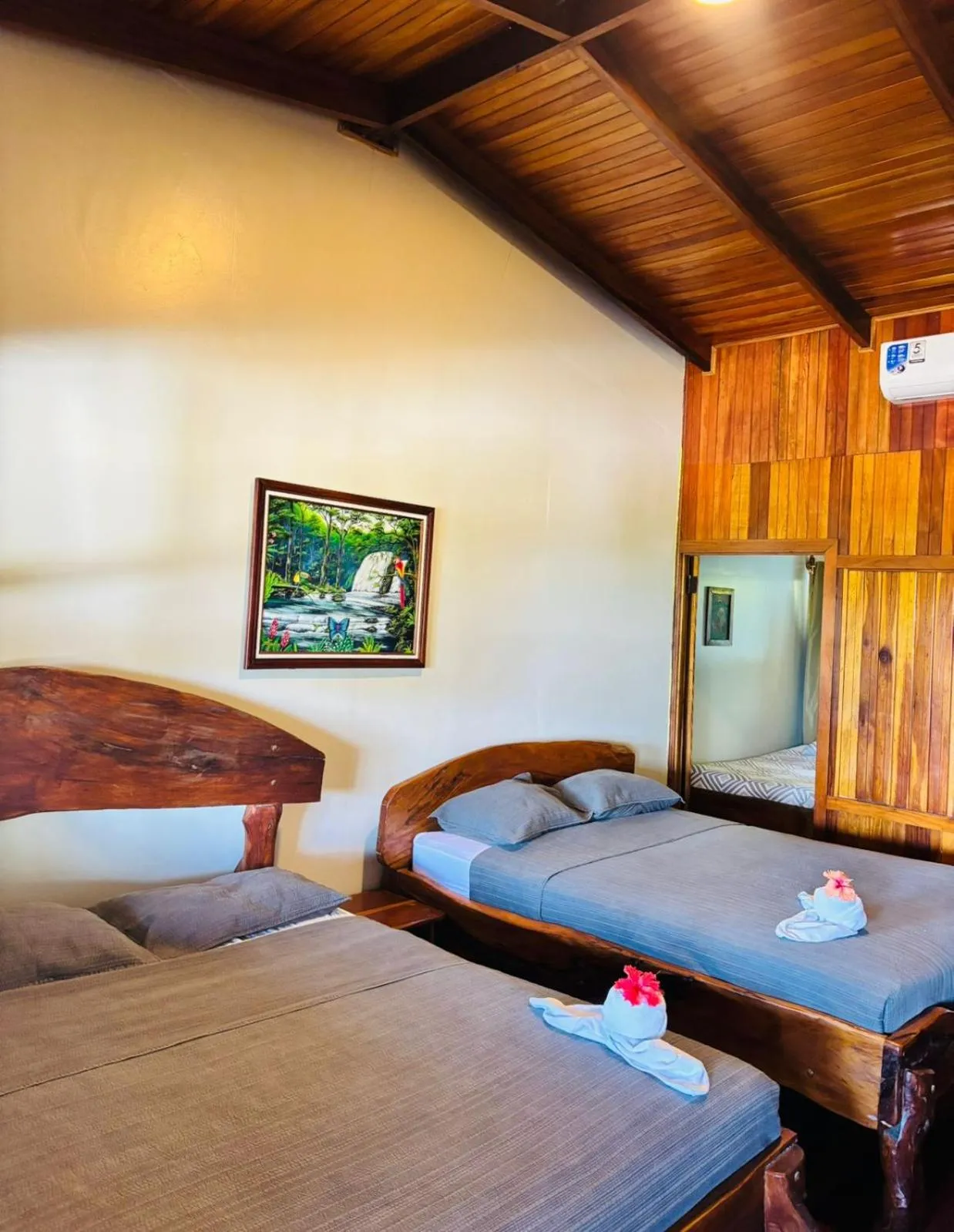 Bed in Hotel La Isla Inn