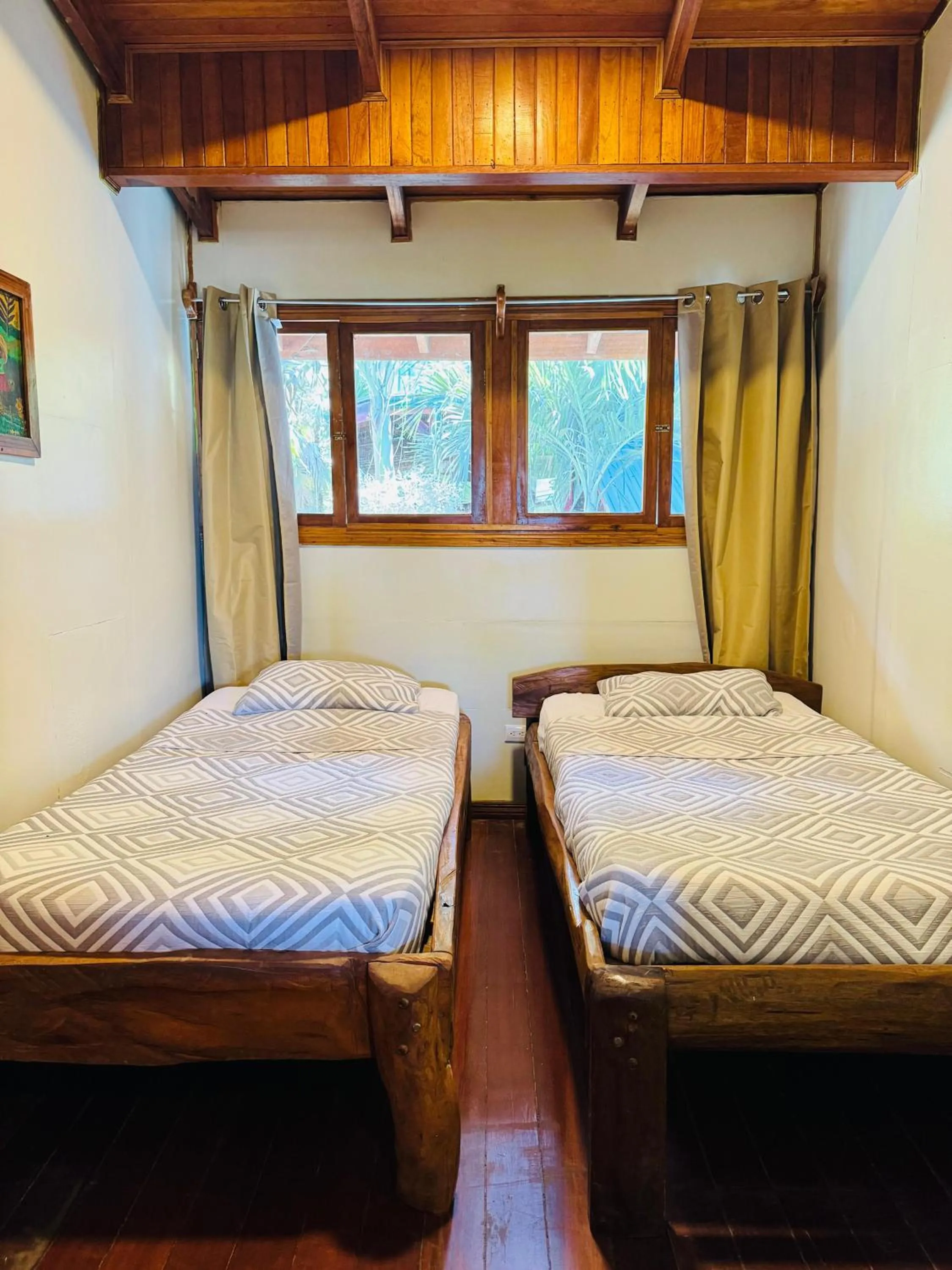 Bed in Hotel La Isla Inn