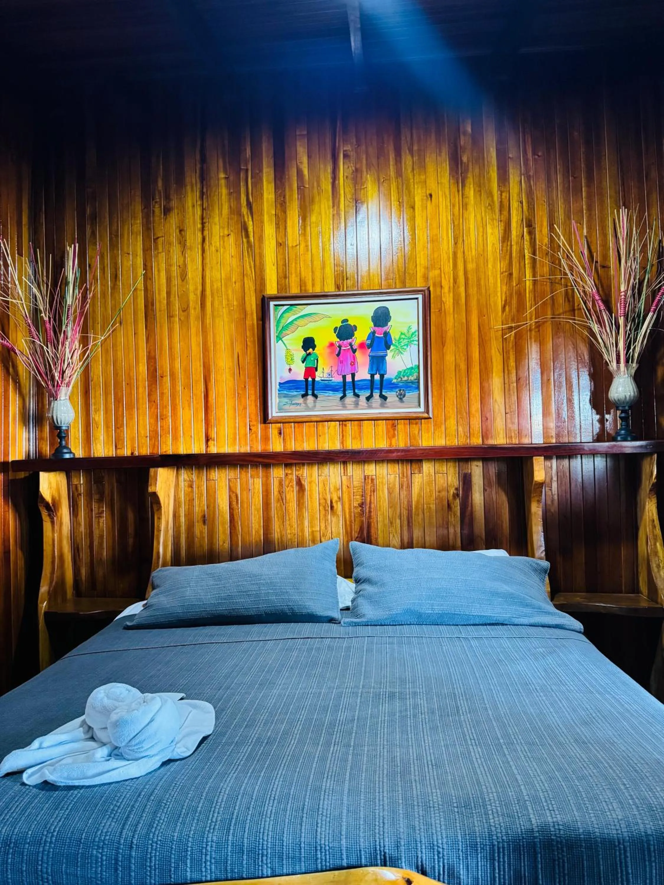 Bed in Hotel La Isla Inn