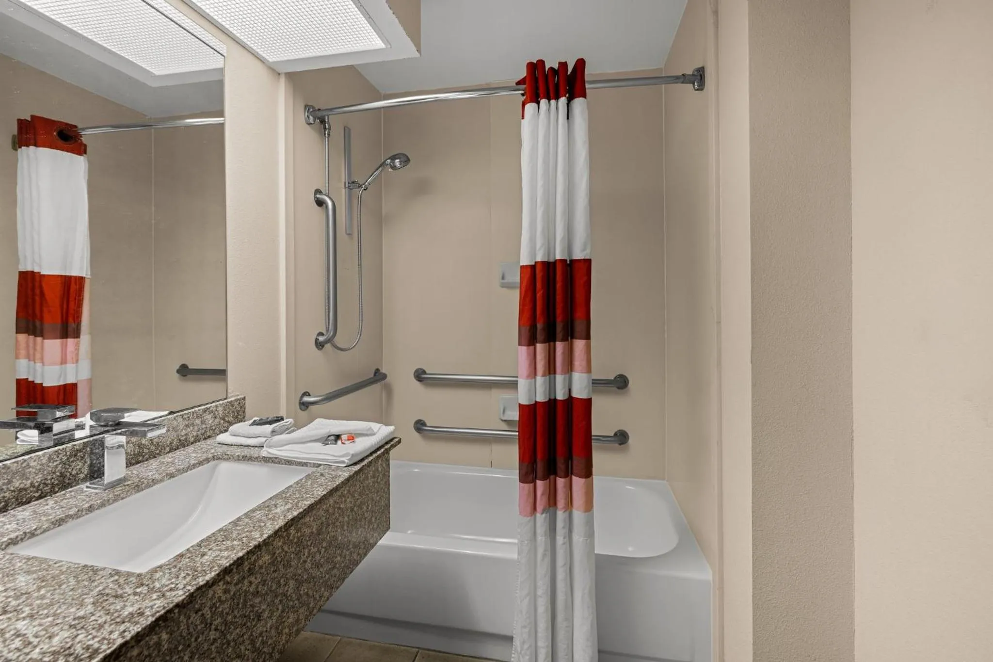 Bathroom in Red Roof Inn & Suites Albany, GA