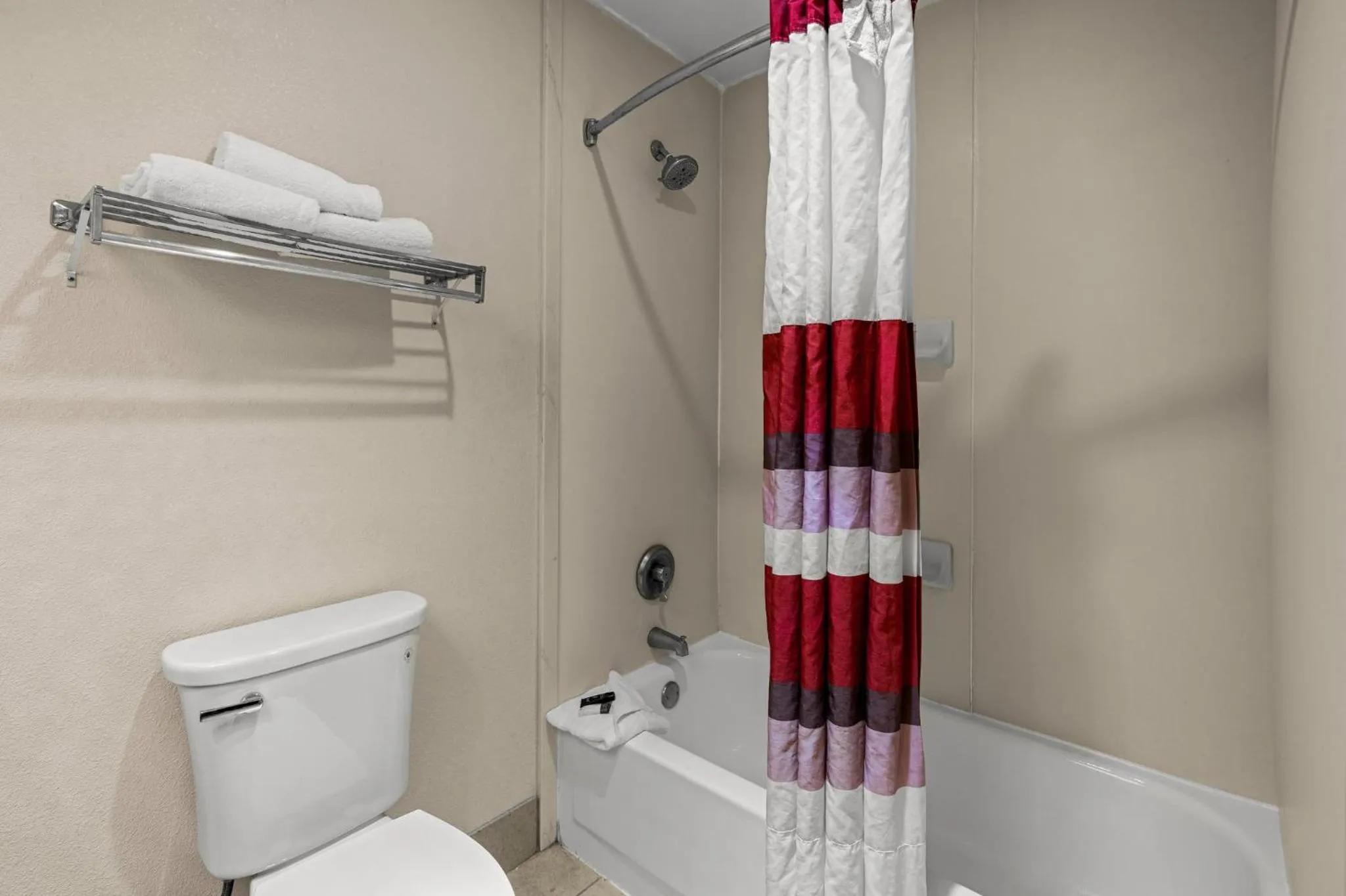 Bathroom in Red Roof Inn & Suites Albany, GA