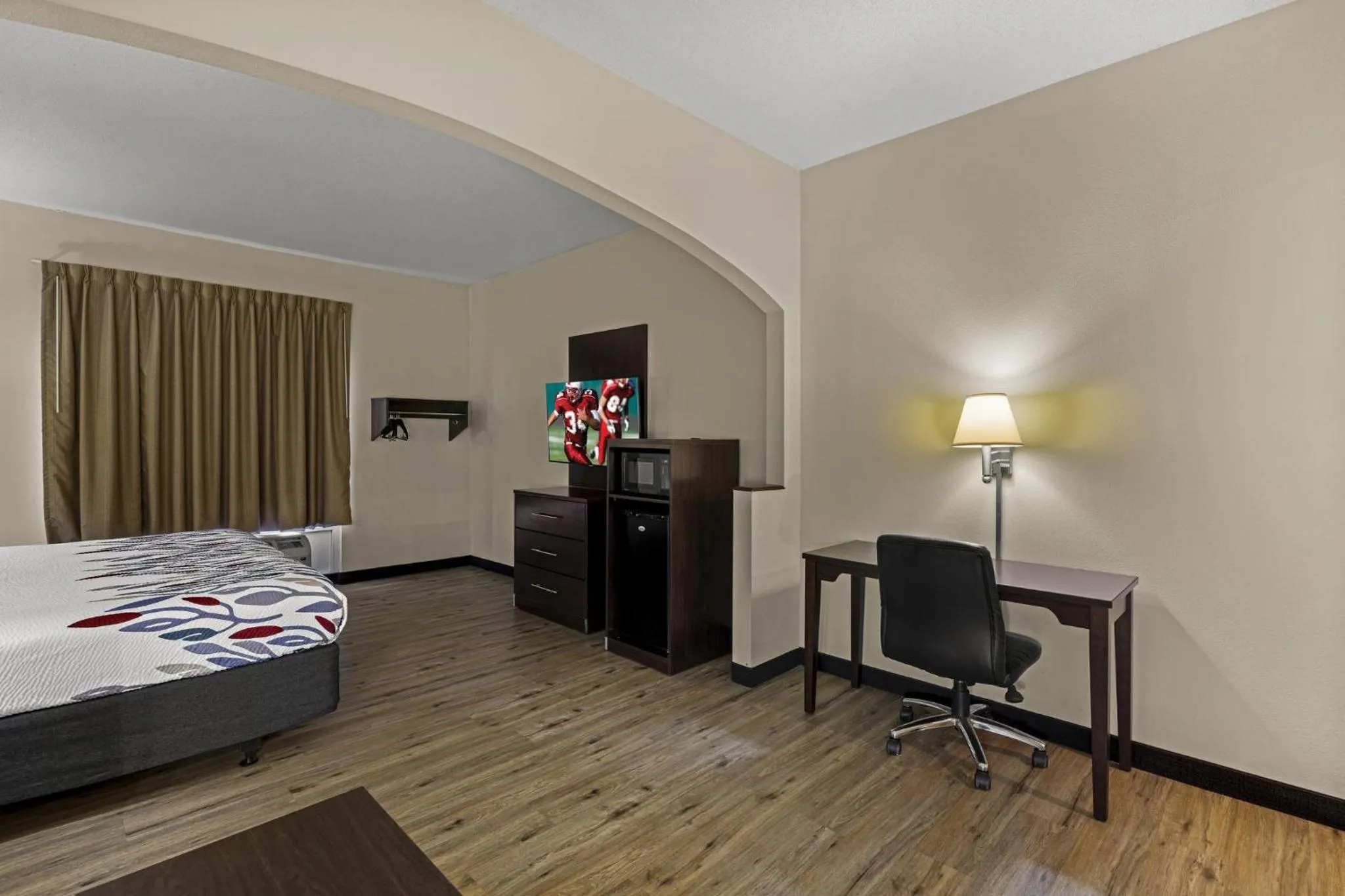 Bedroom, Bed in Red Roof Inn & Suites Albany, GA