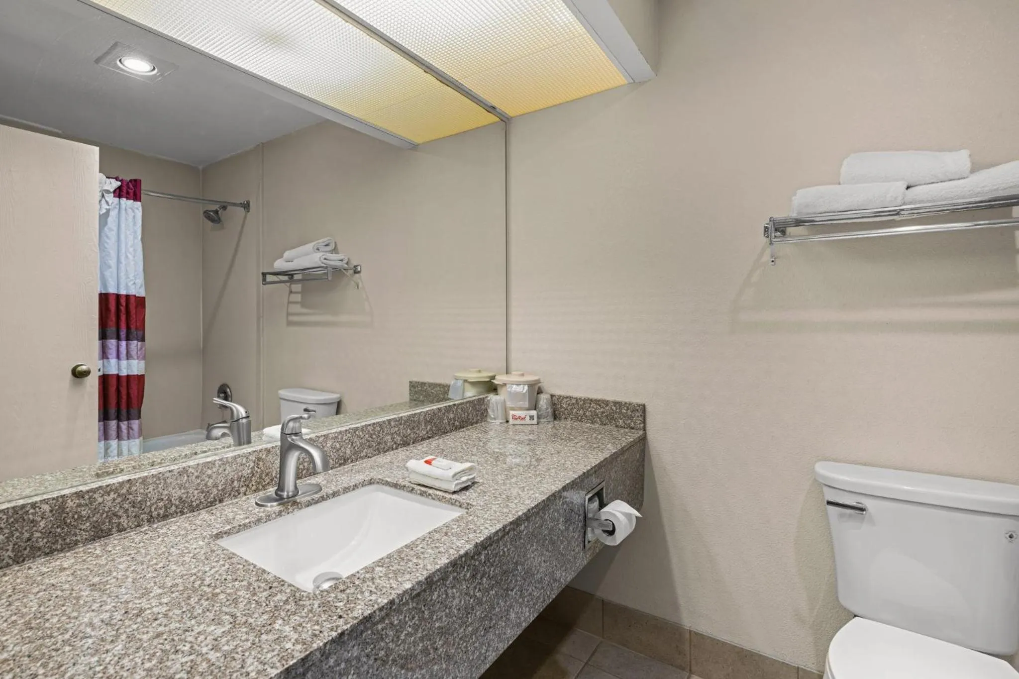 Bathroom in Red Roof Inn & Suites Albany, GA