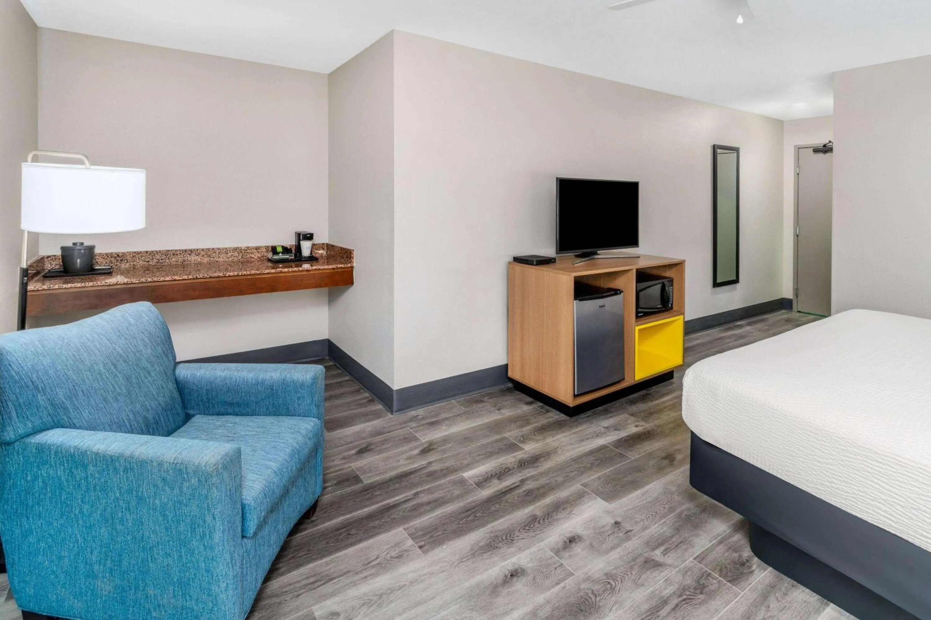 Photo of the whole room, Bed in Days Inn by Wyndham Lamar