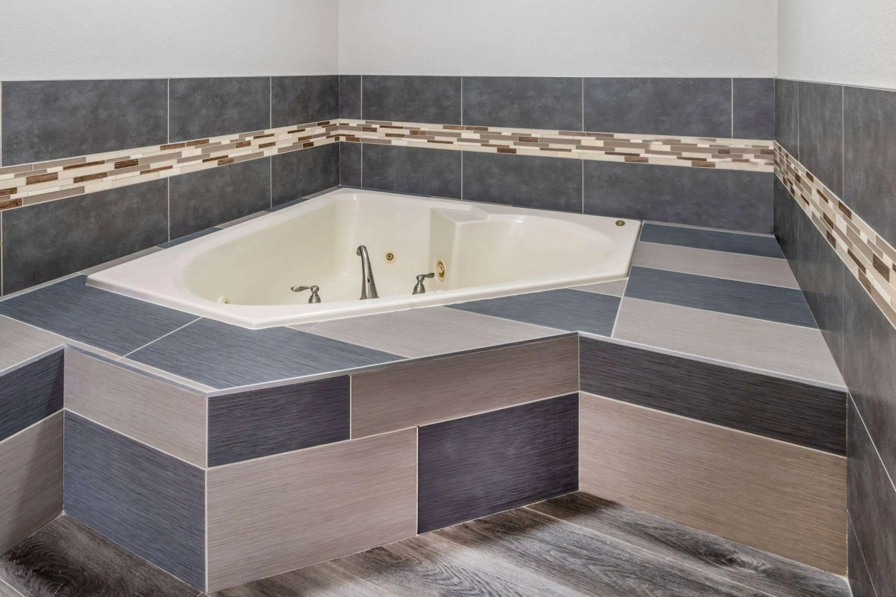 Bath in Days Inn by Wyndham Lamar