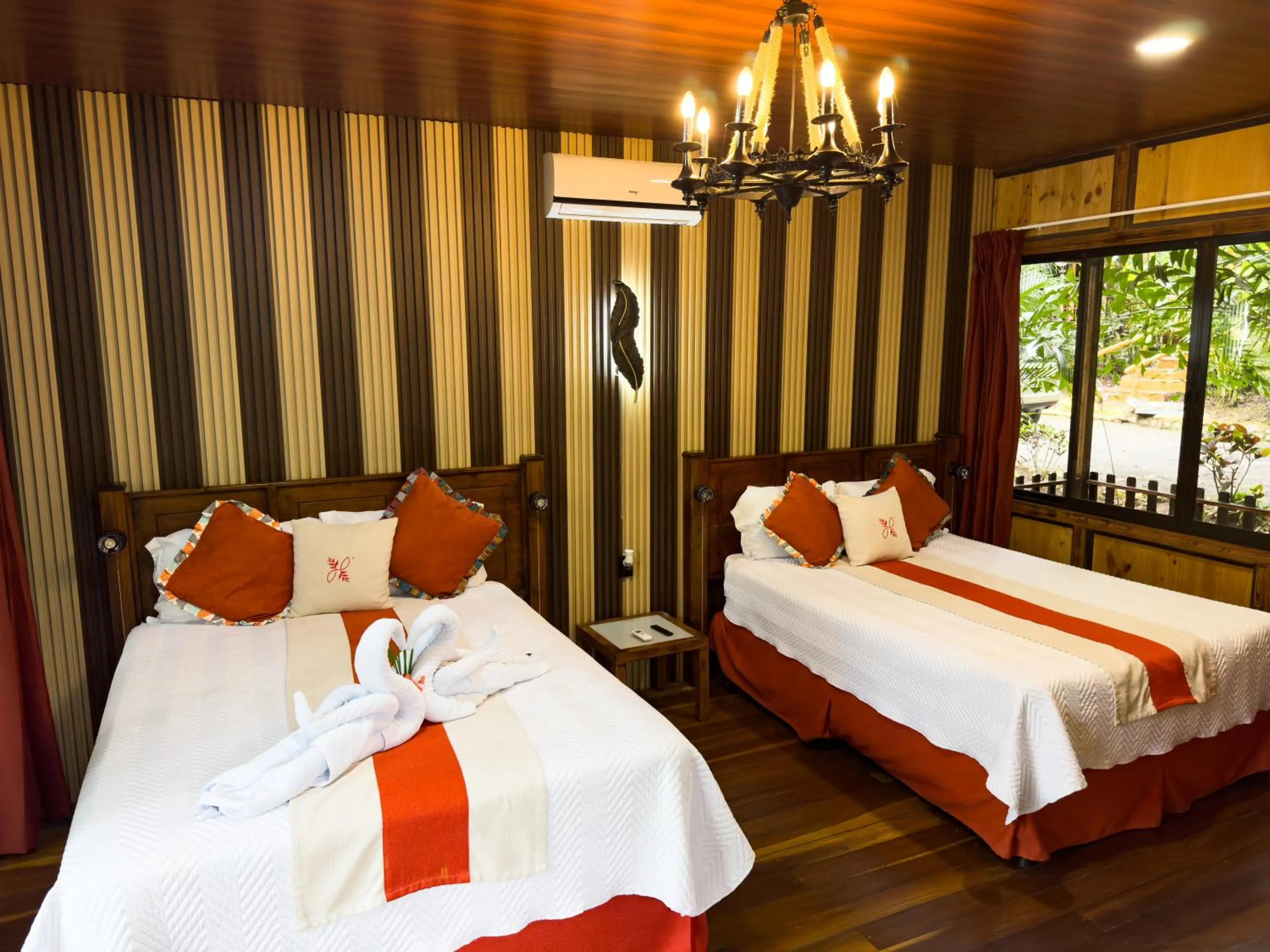 Bed in Hotel Heliconias Nature Inn & Hot Springs