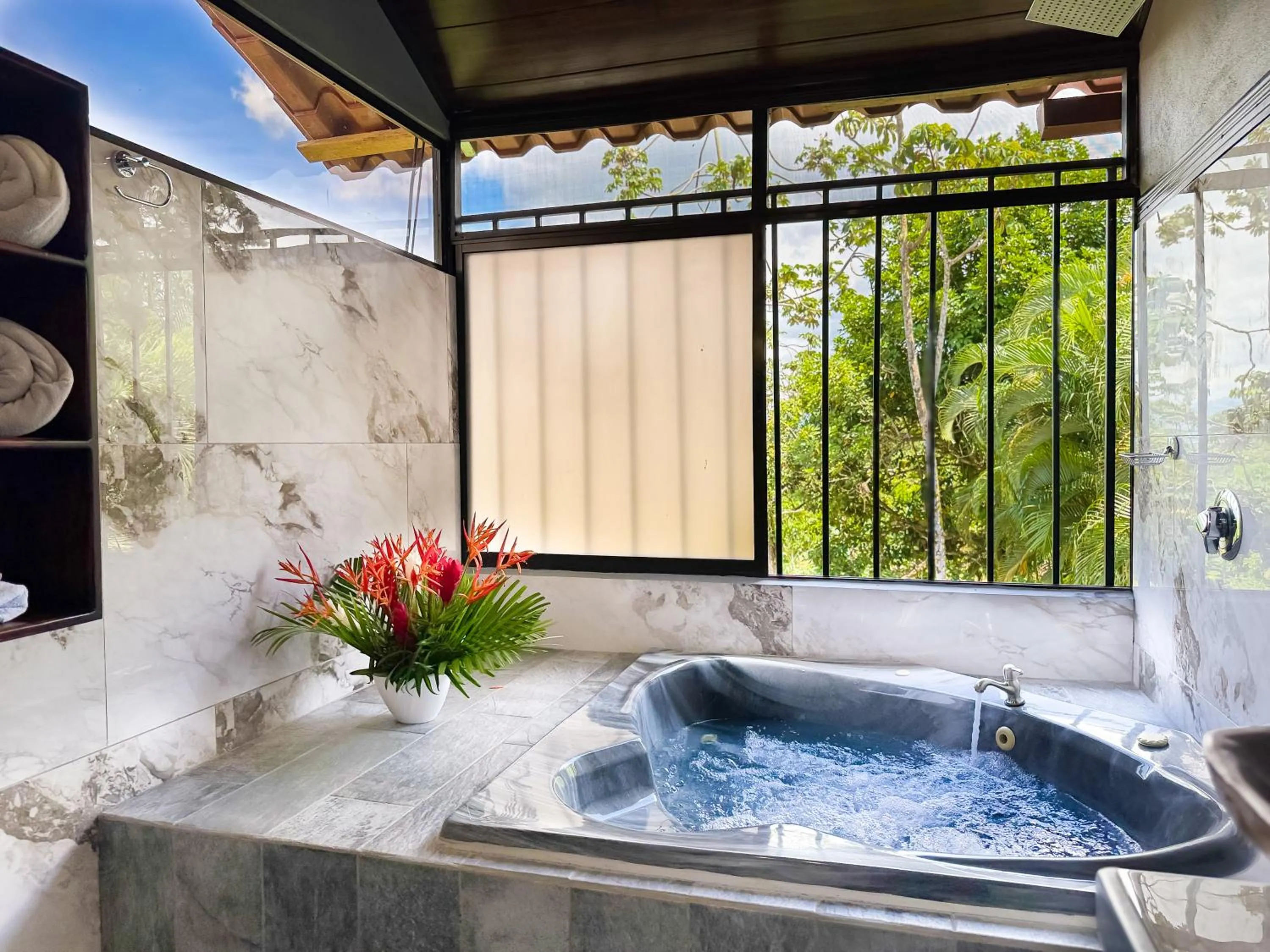 Bathroom in Hotel Heliconias Nature Inn & Hot Springs