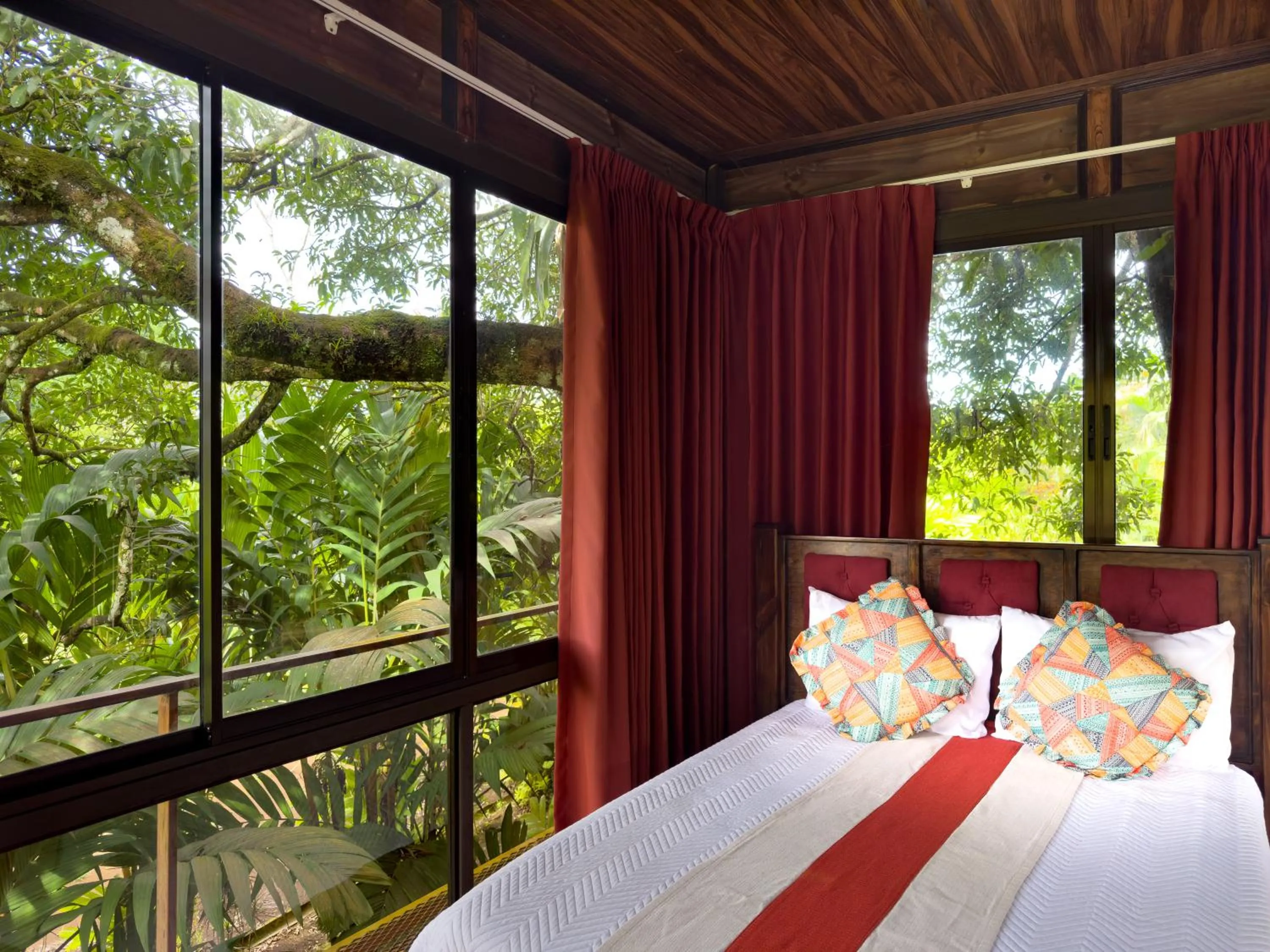 Garden view, Bed in Hotel Heliconias Nature Inn & Hot Springs