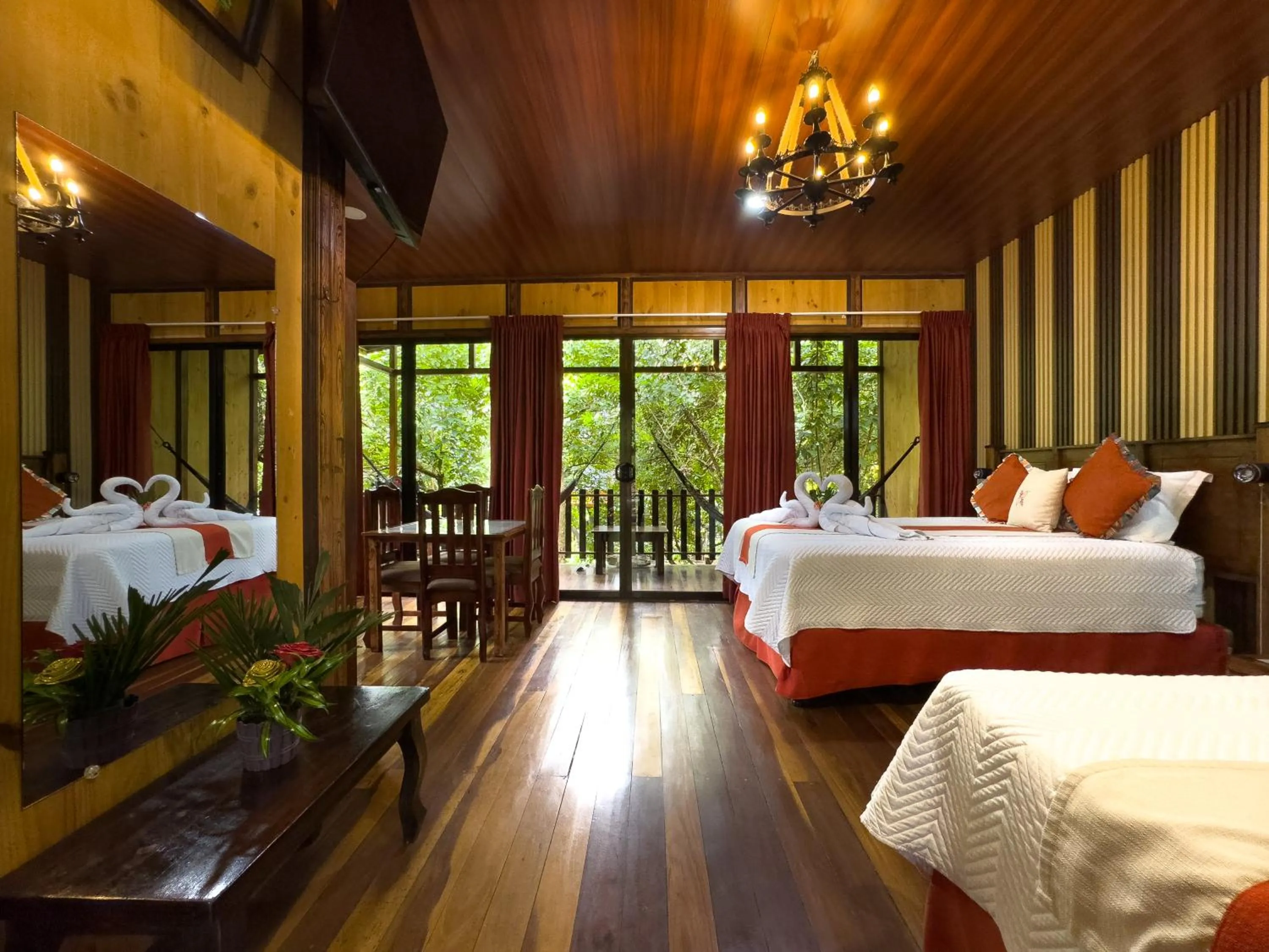 Bed in Hotel Heliconias Nature Inn & Hot Springs