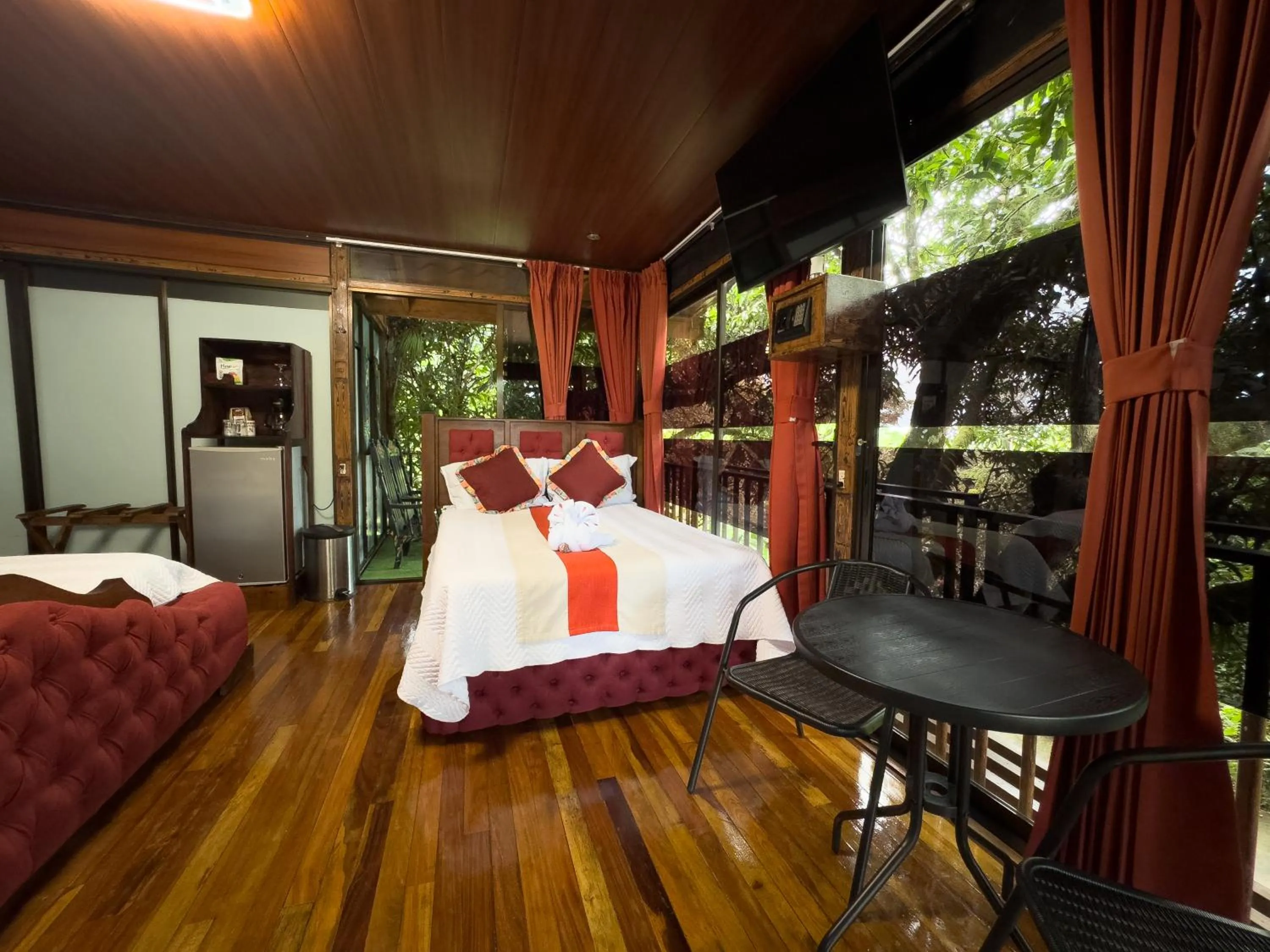 Bed in Hotel Heliconias Nature Inn & Hot Springs