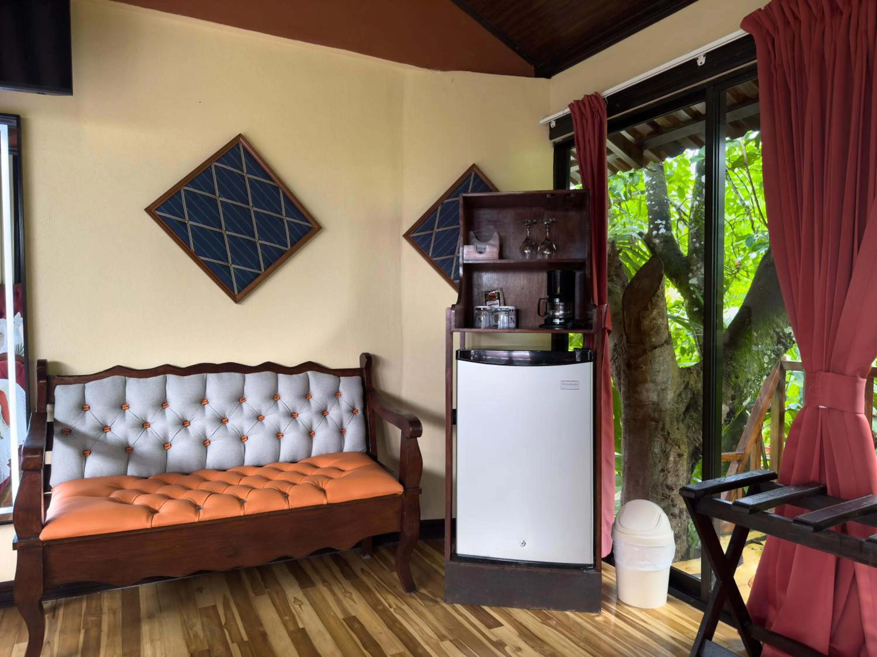 Bedroom in Hotel Heliconias Nature Inn & Hot Springs