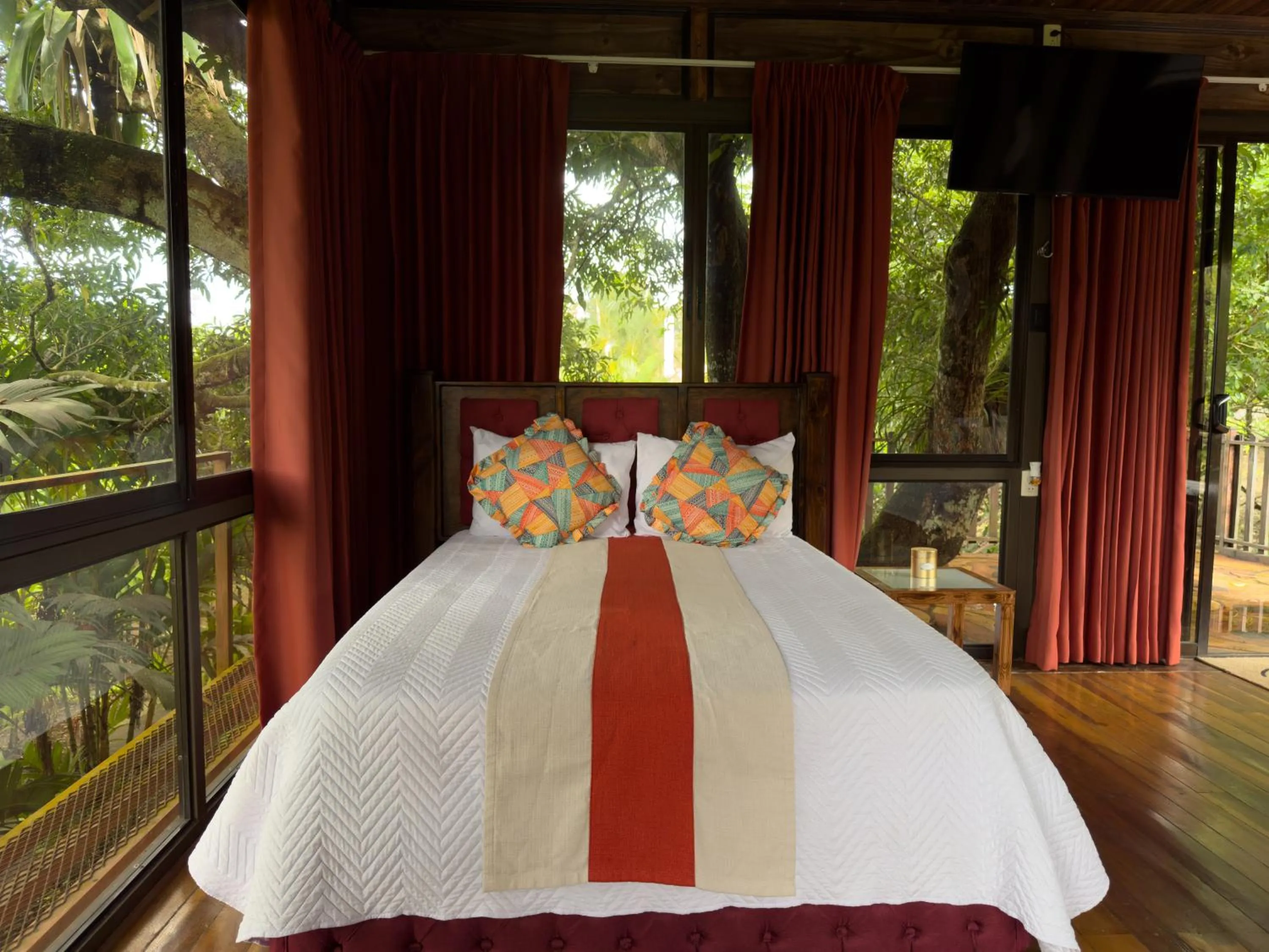 Bed in Hotel Heliconias Nature Inn & Hot Springs