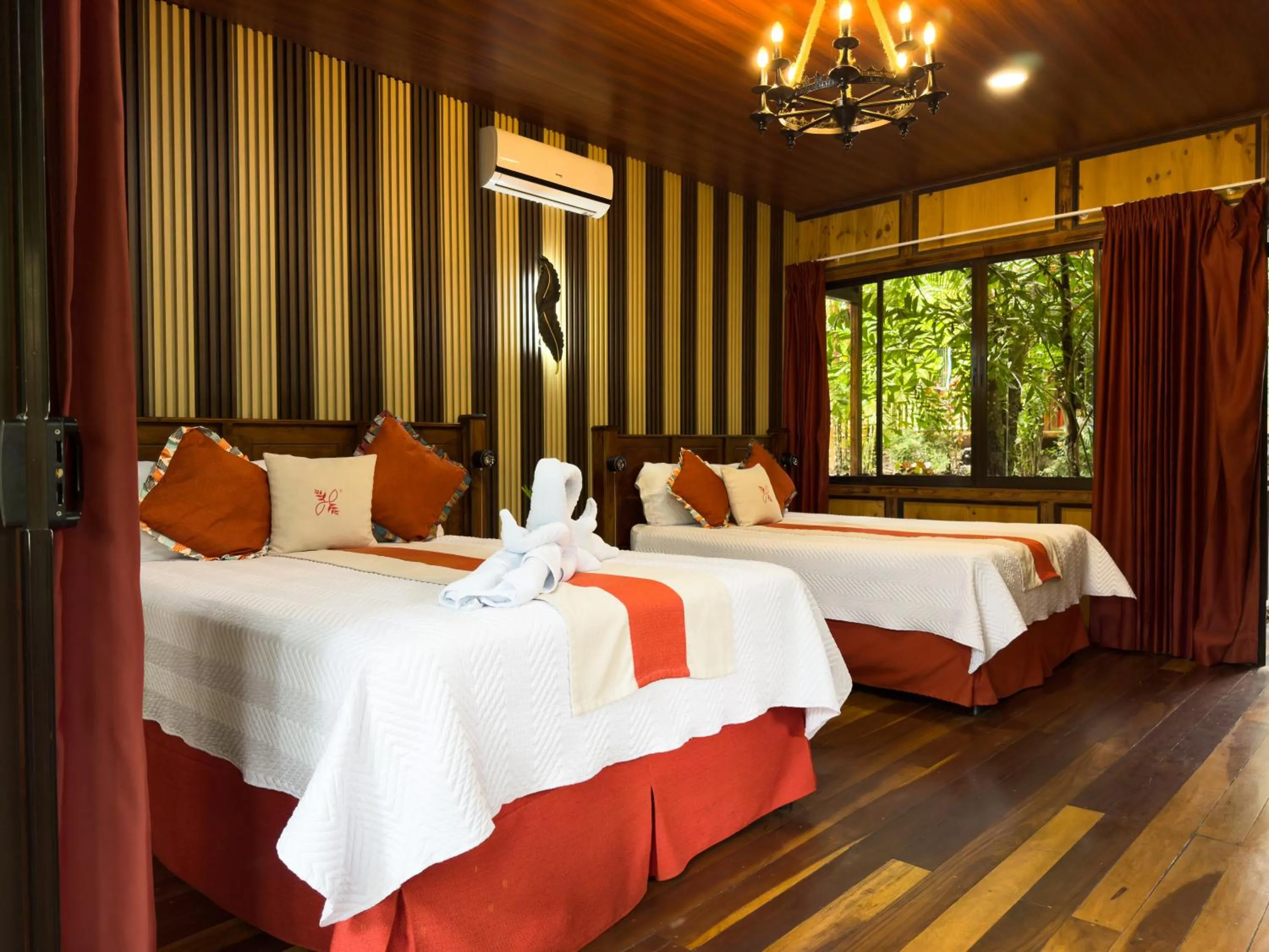 Bed in Hotel Heliconias Nature Inn & Hot Springs