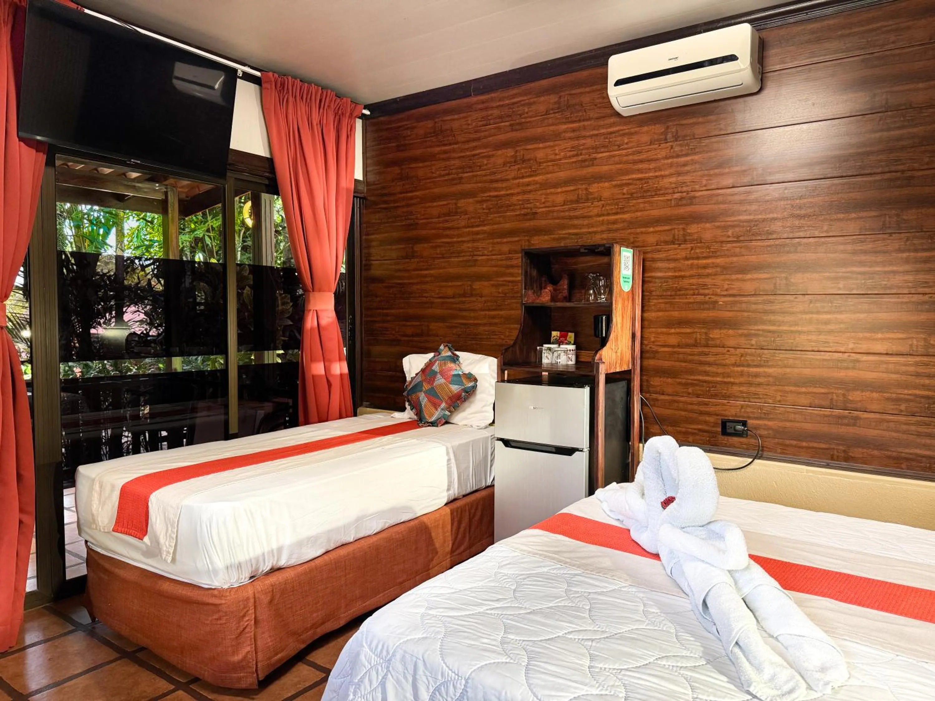 Bedroom, Bed in Hotel Heliconias Nature Inn & Hot Springs