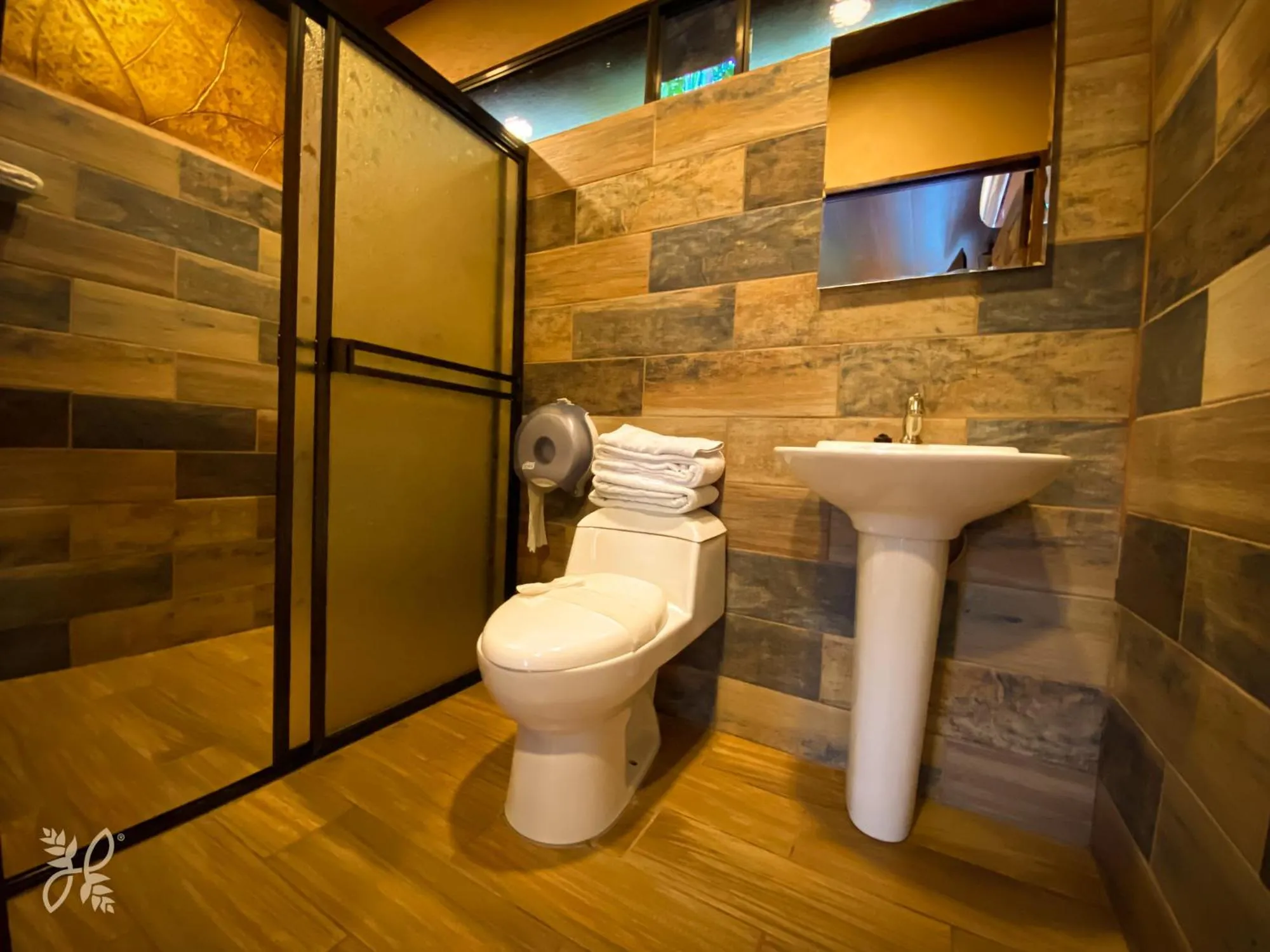 Bathroom in Hotel Heliconias Nature Inn & Hot Springs