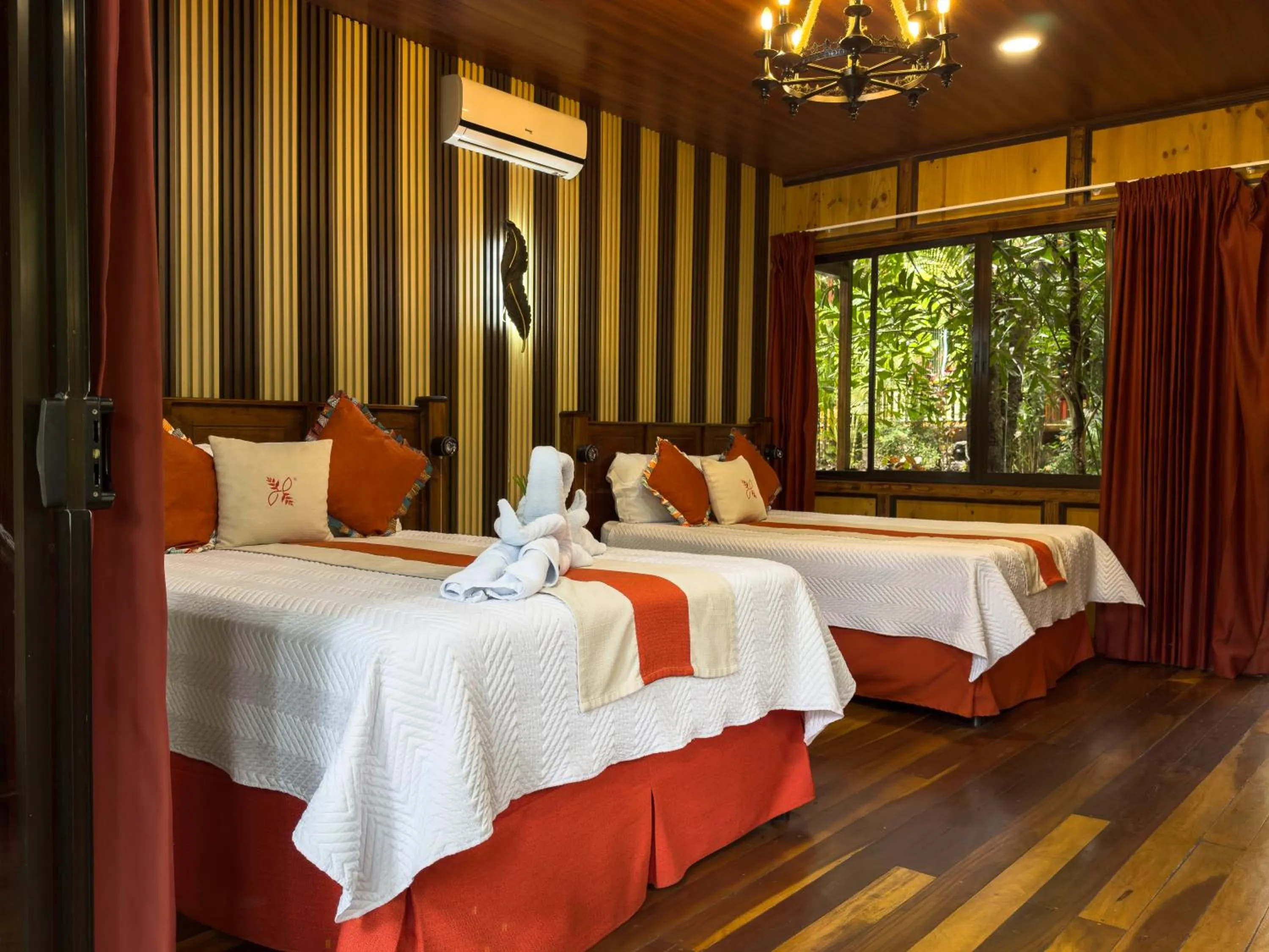 Bed in Hotel Heliconias Nature Inn & Hot Springs