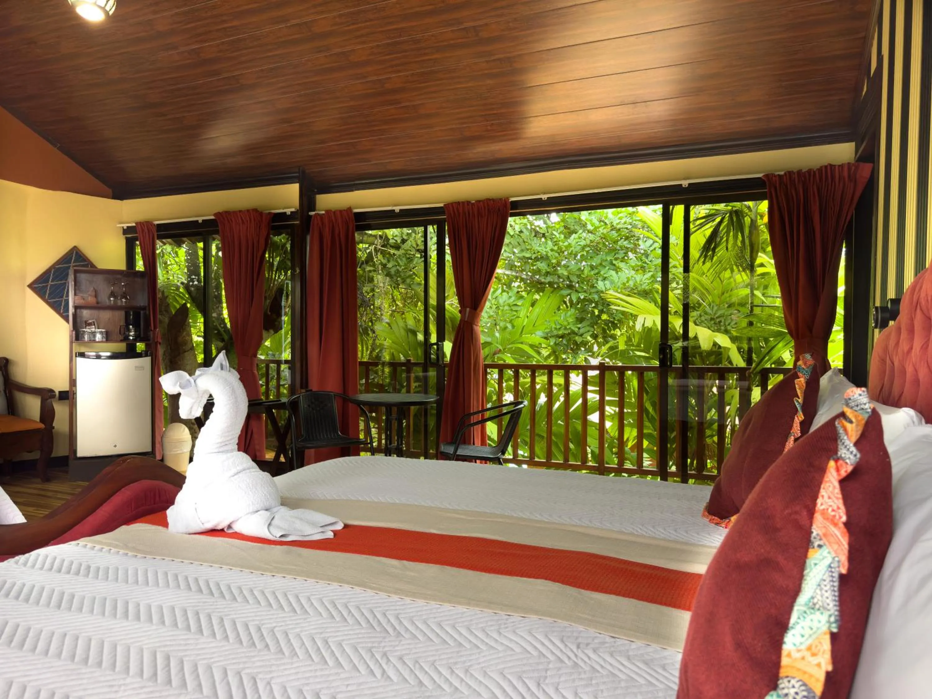 Garden view, Bed in Hotel Heliconias Nature Inn & Hot Springs