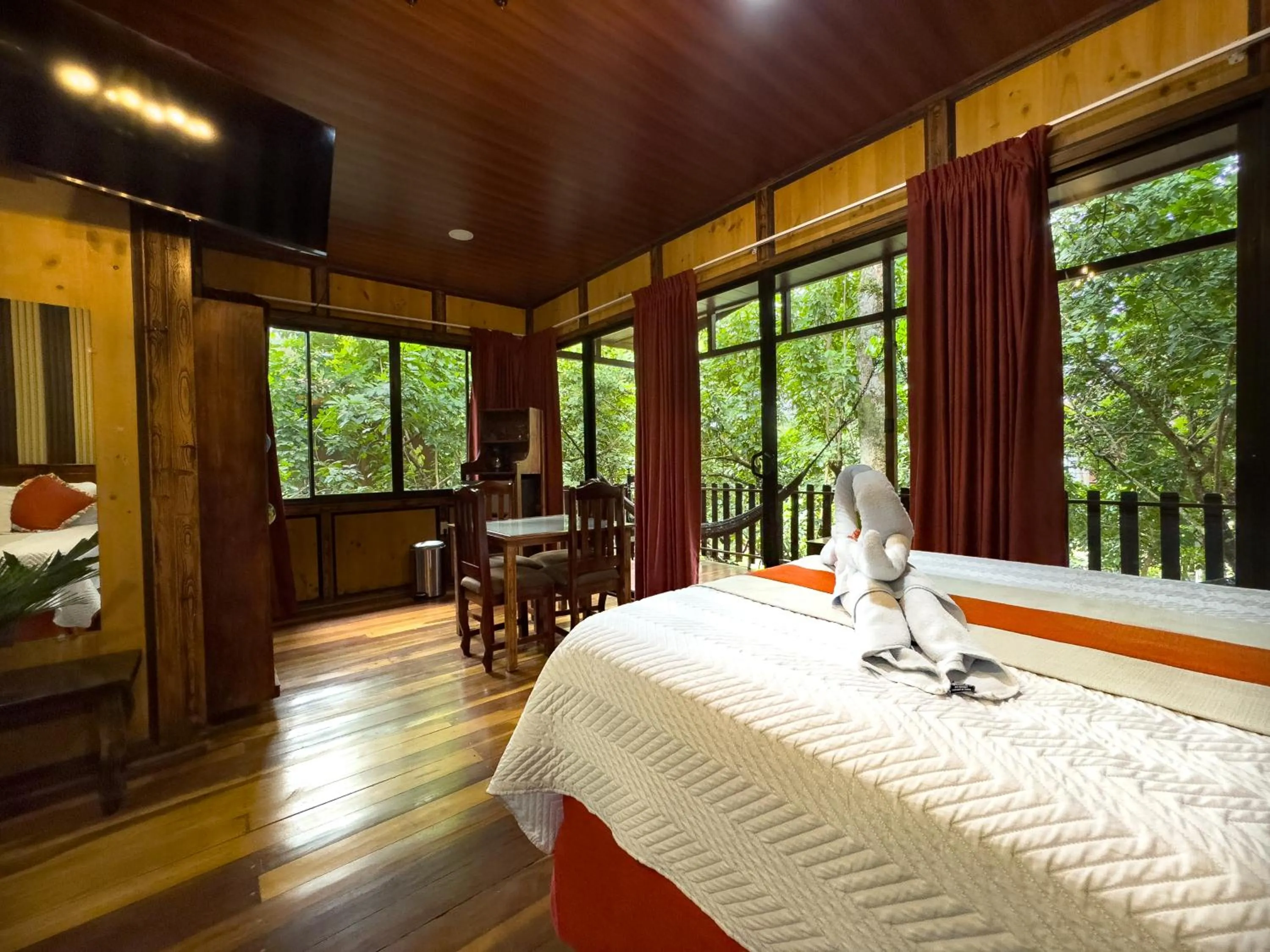 Bed in Hotel Heliconias Nature Inn & Hot Springs