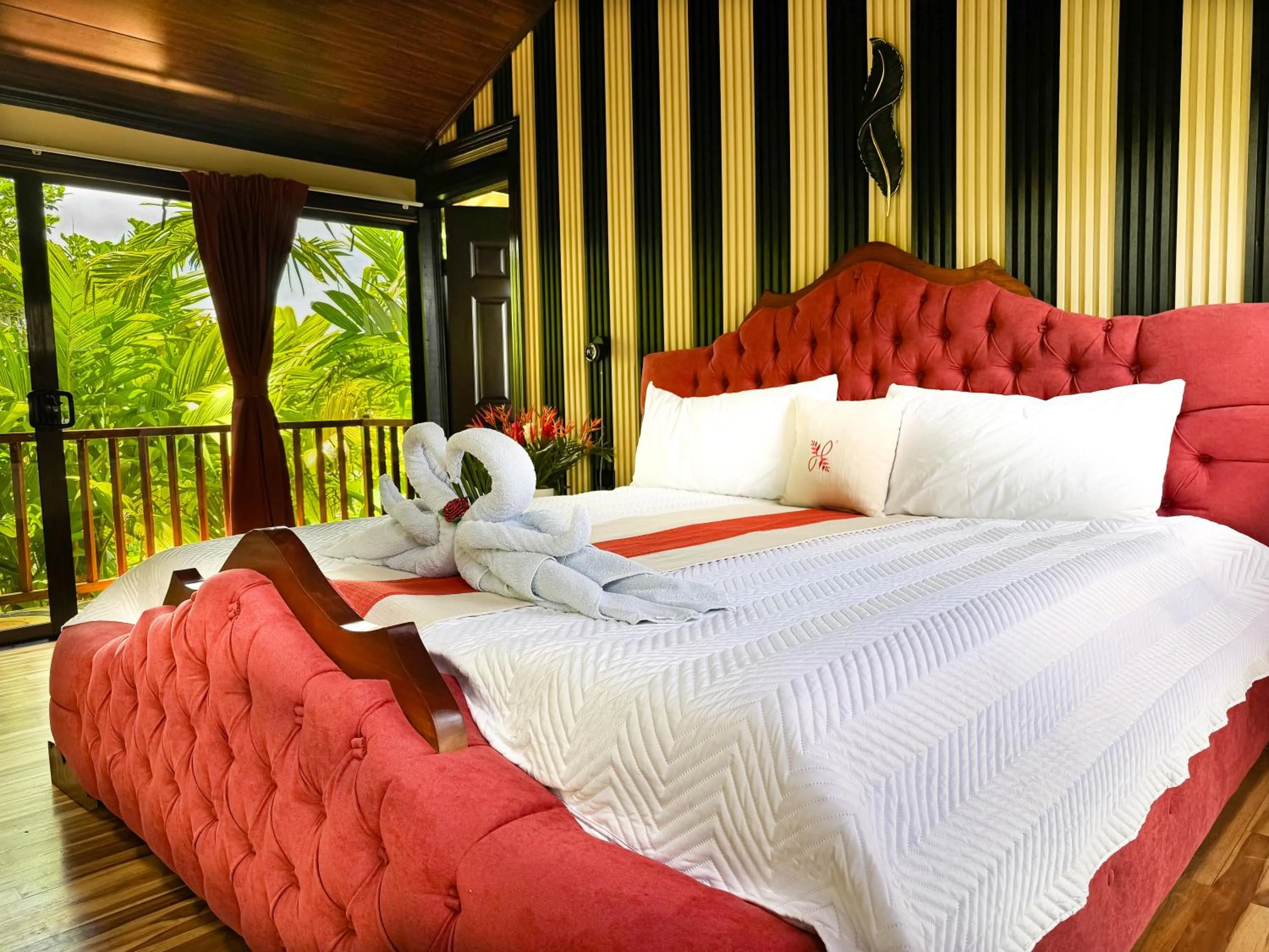 Bed in Hotel Heliconias Nature Inn & Hot Springs