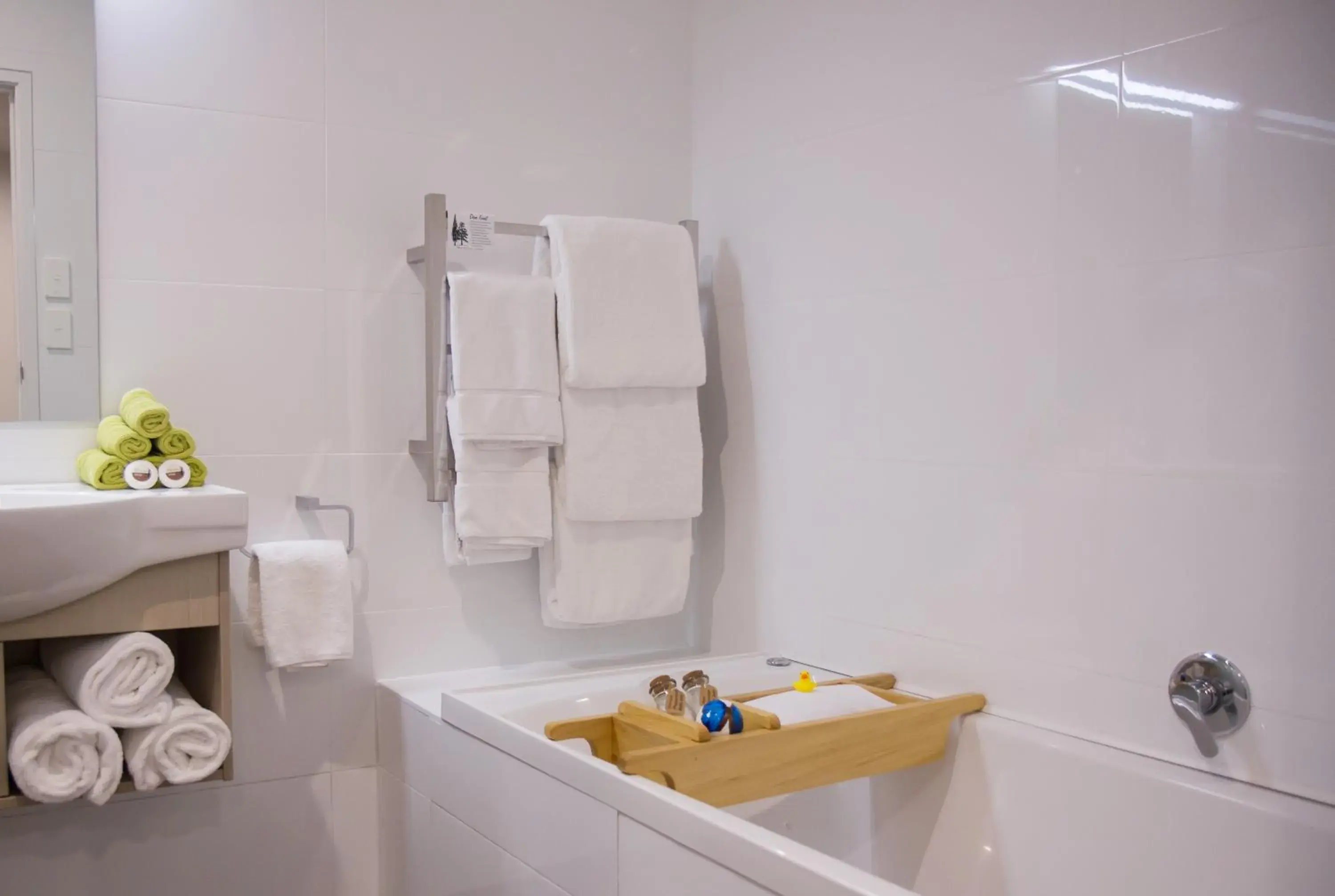 Two-Bedroom Apartment with Spa Bath in 850 Cameron Motel Two-Bedroom Apartment with Spa Bath in 850 Cameron Motel