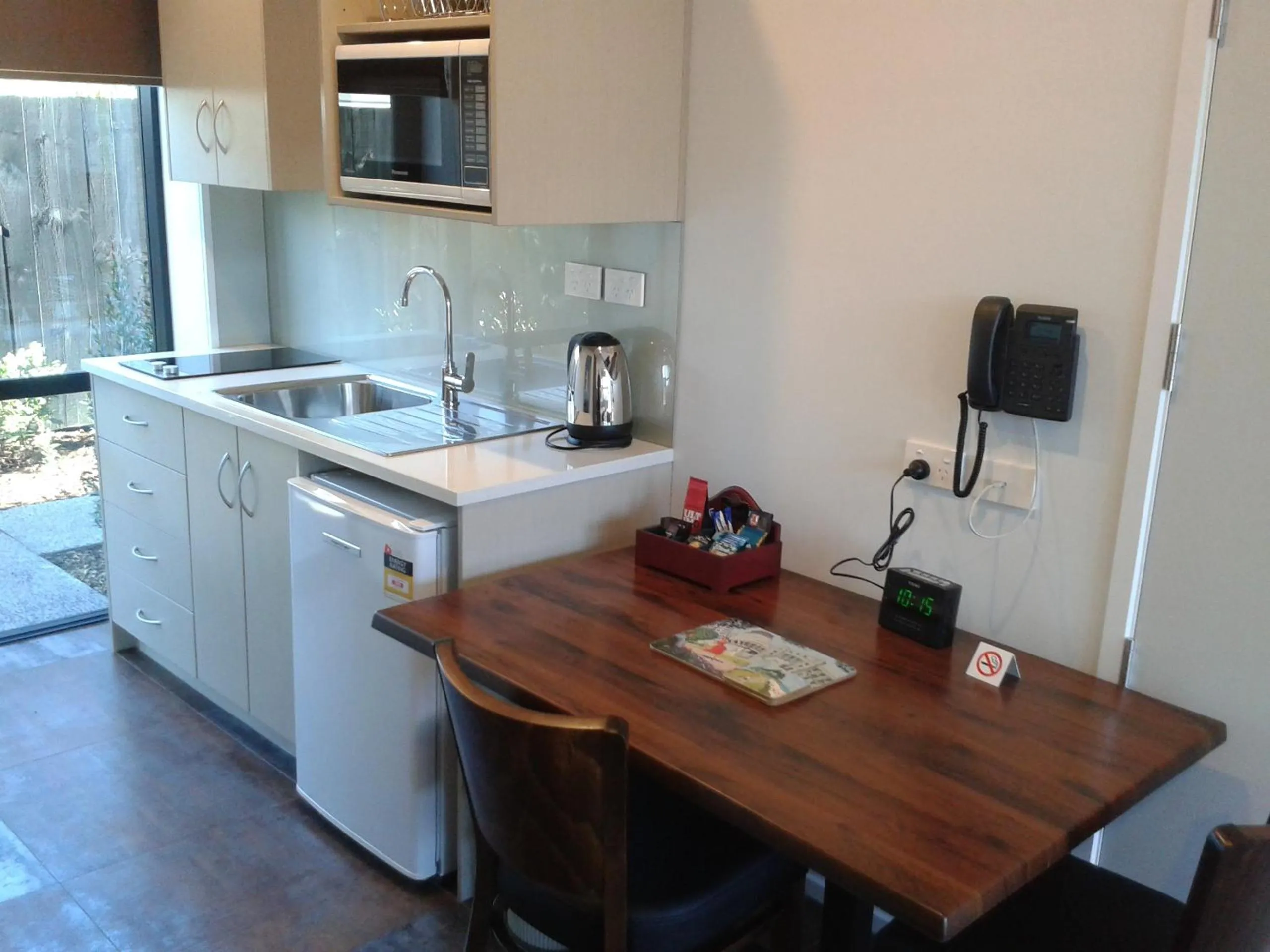 Kitchen or kitchenette in 850 Cameron Motel