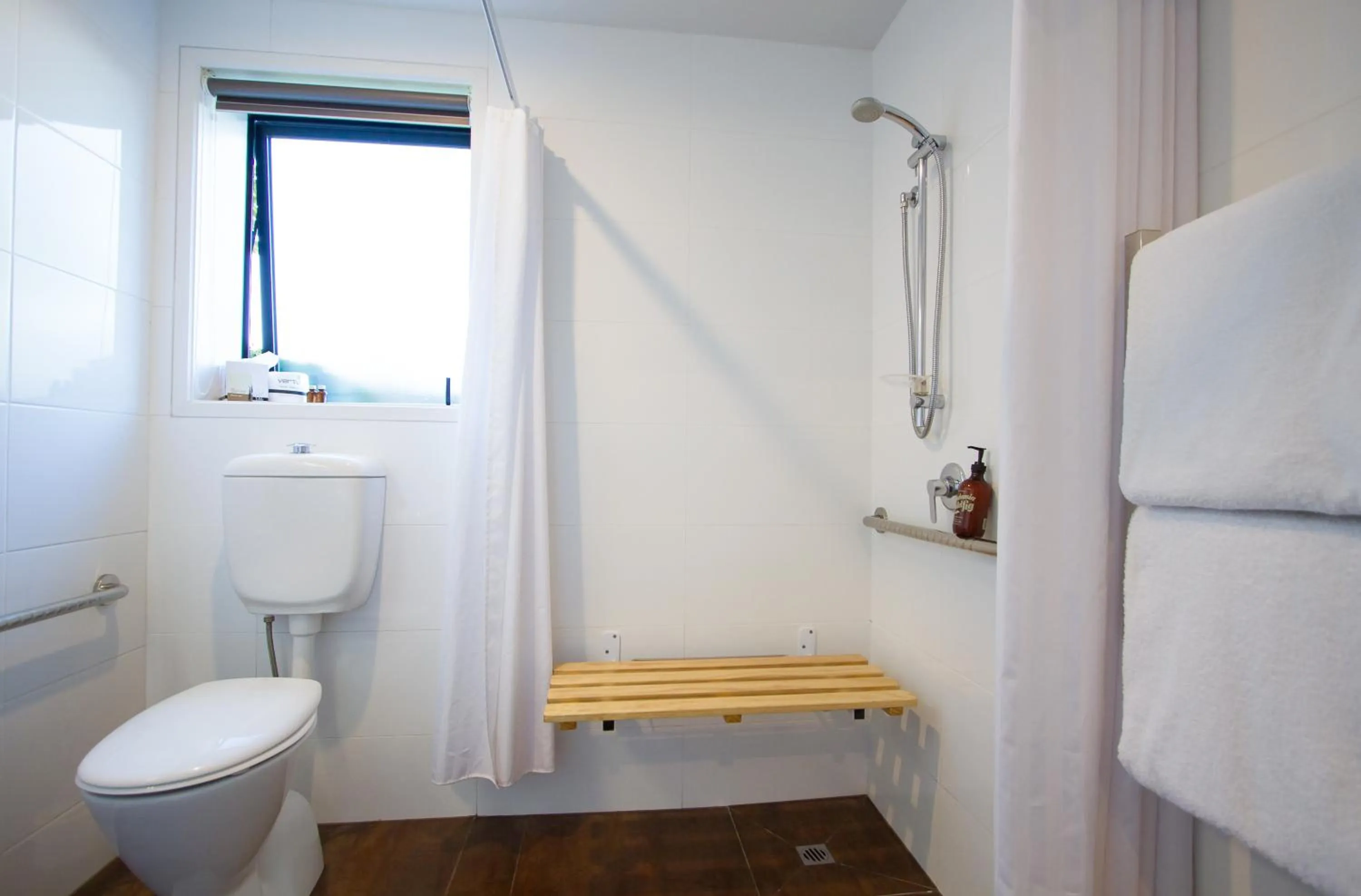 Bathroom in 850 Cameron Motel