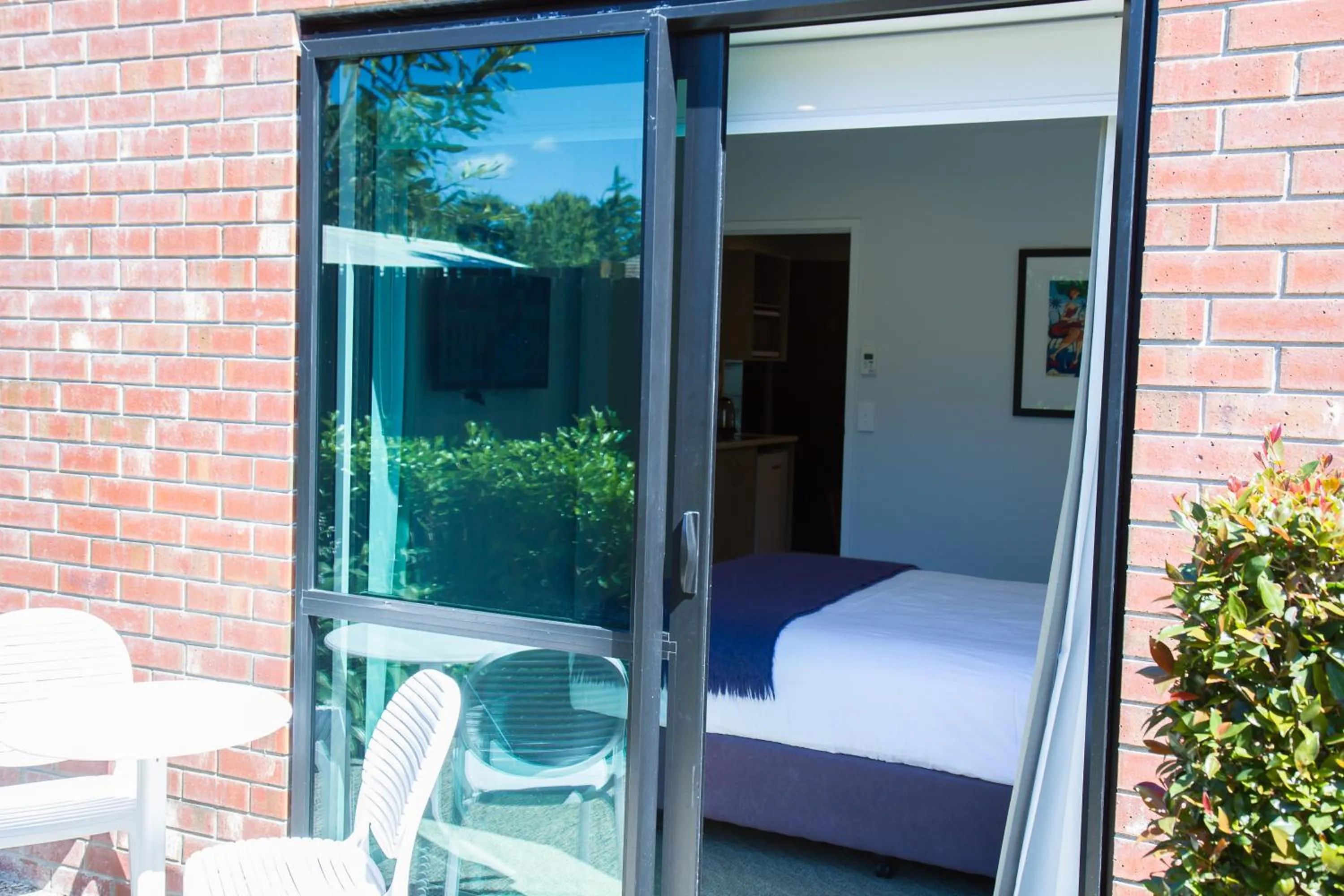 Facade/entrance, Bed in 850 Cameron Motel