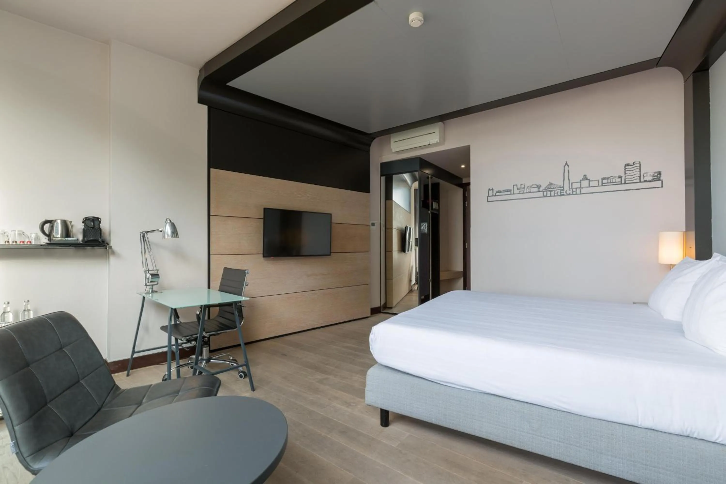 Photo of the whole room, Bed in Leonardo Hotel Utrecht City Center