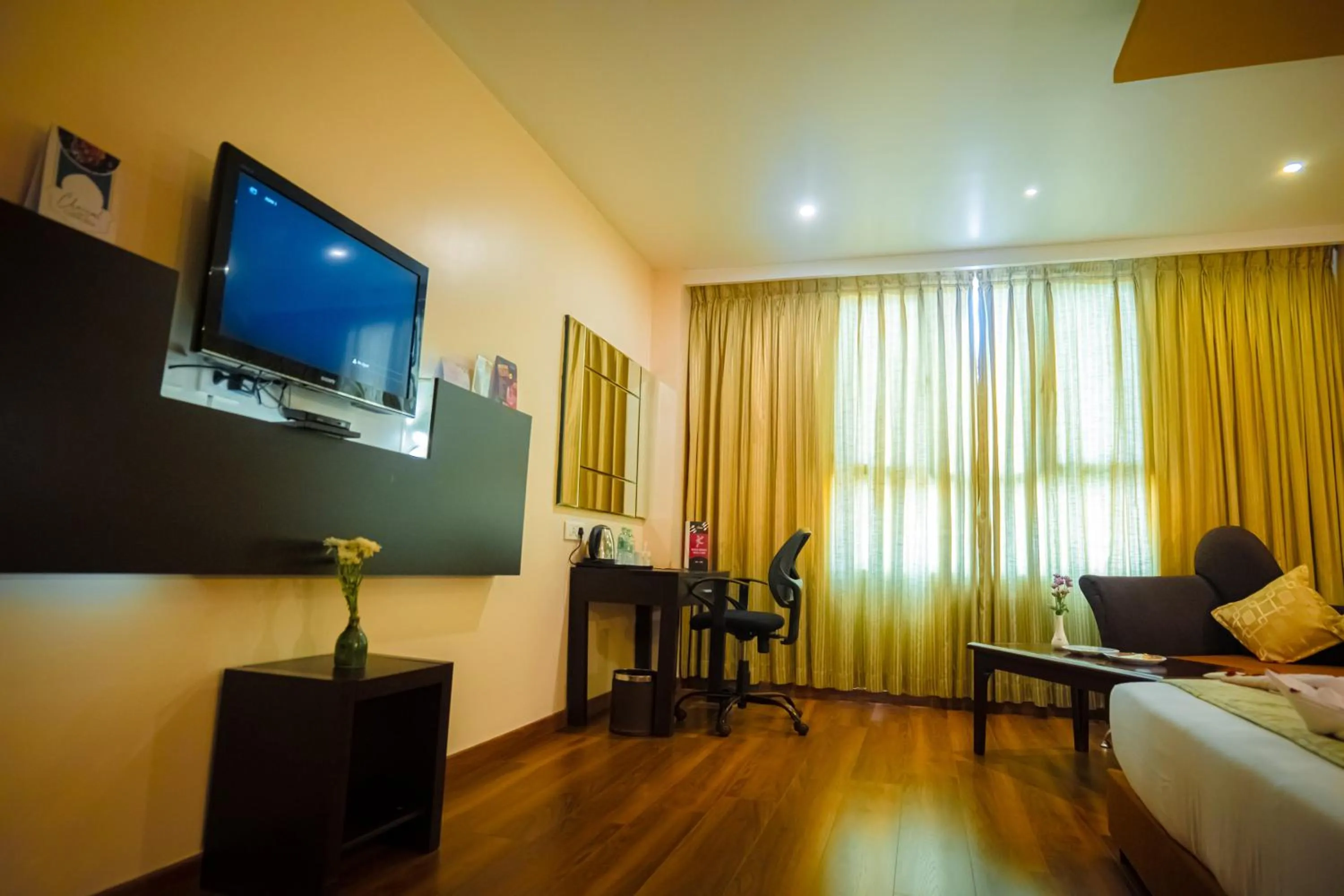 TV and multimedia, Bed in Poppys Hotel Madurai