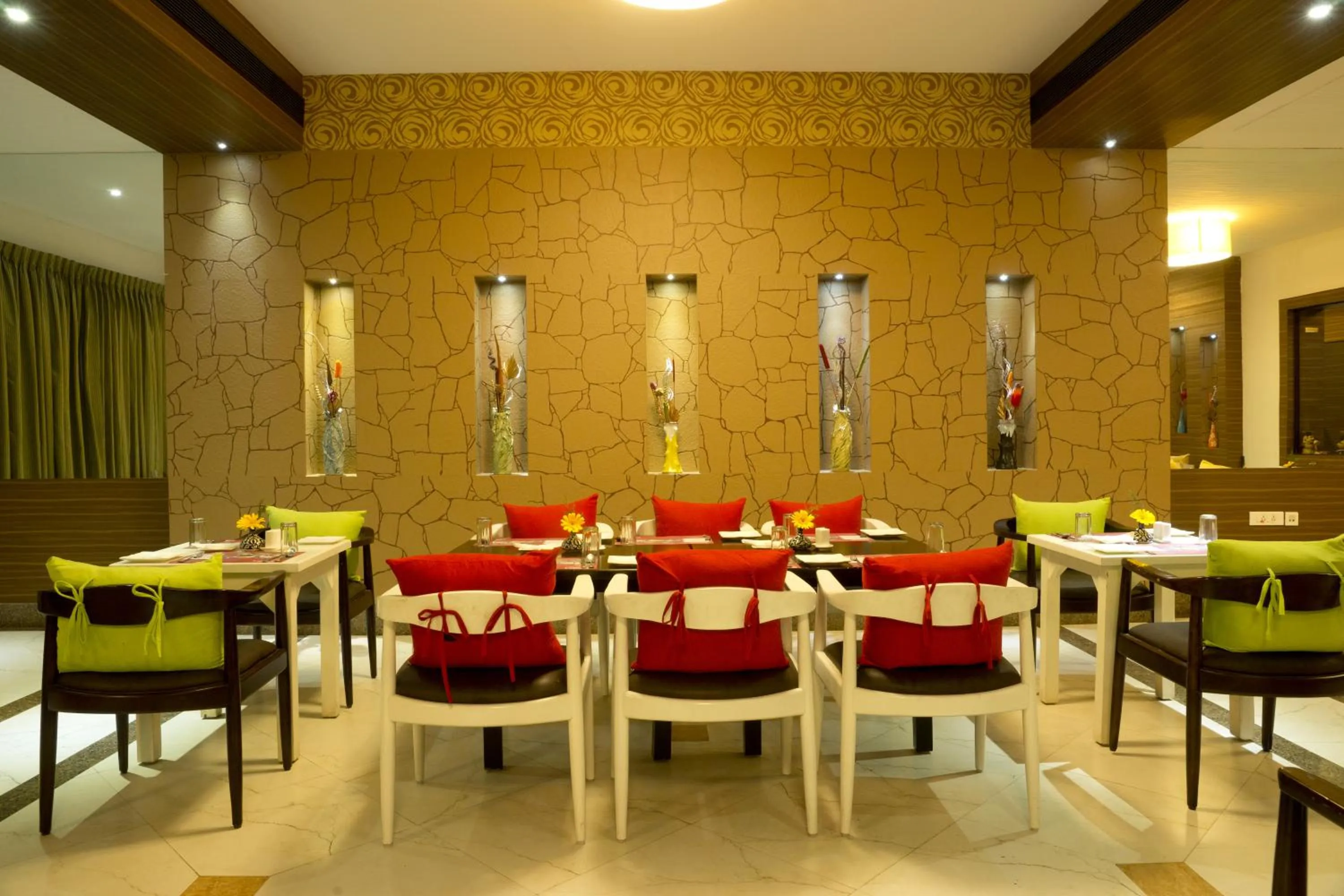 Restaurant/places to eat in Poppys Hotel Madurai