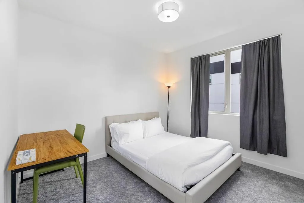 Bed in Autumn Leaves in Jefferson Park