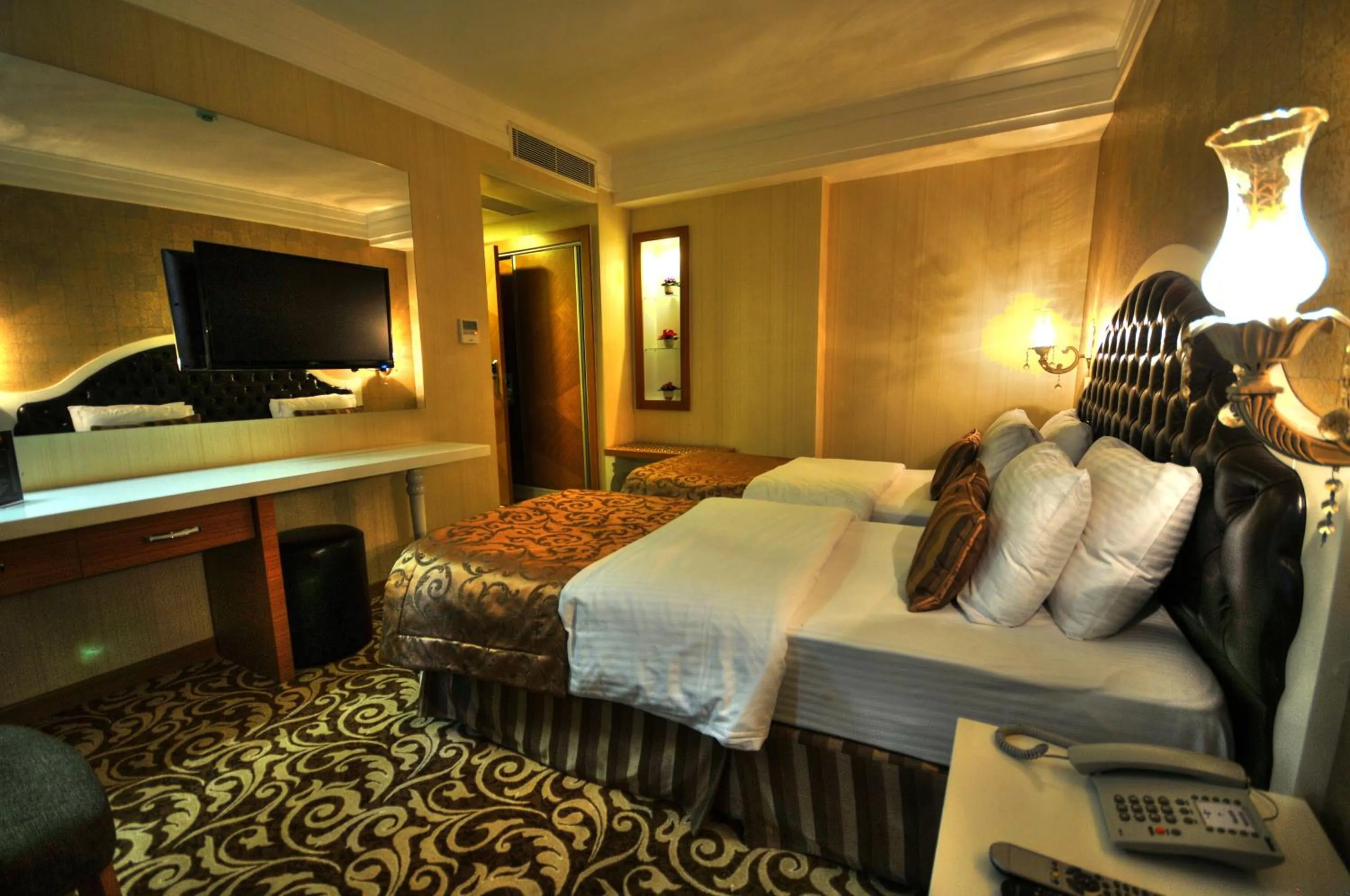 Bedroom, Bed in Golden Deluxe Hotel