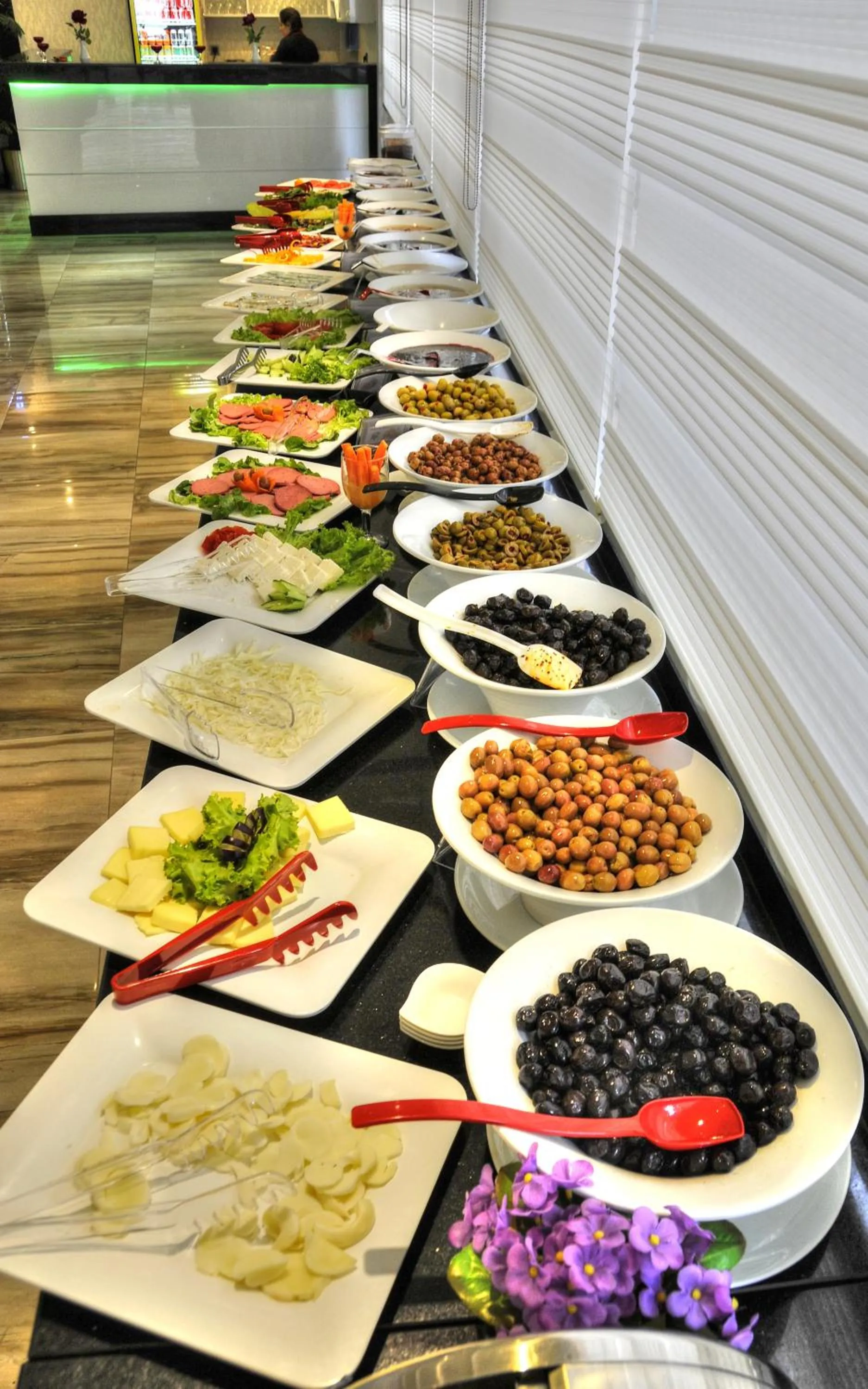 Restaurant/places to eat in Golden Deluxe Hotel